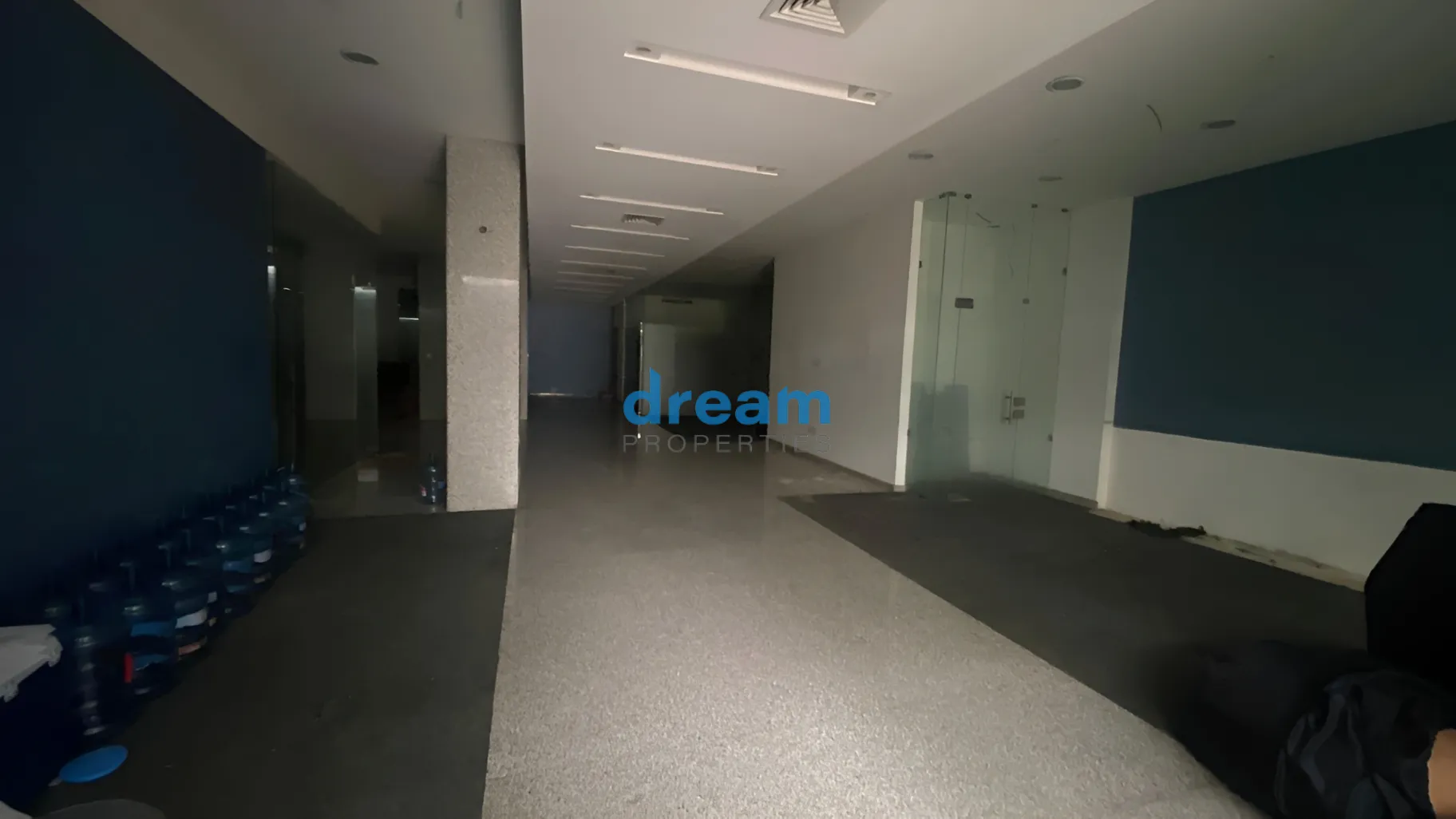 Showroom for rent in Horch Tabet