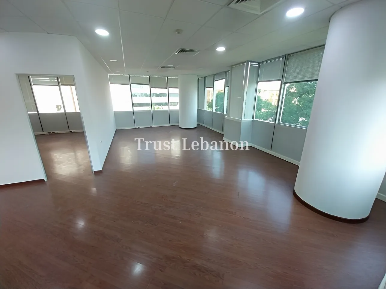 Office for rent in Horch Tabet