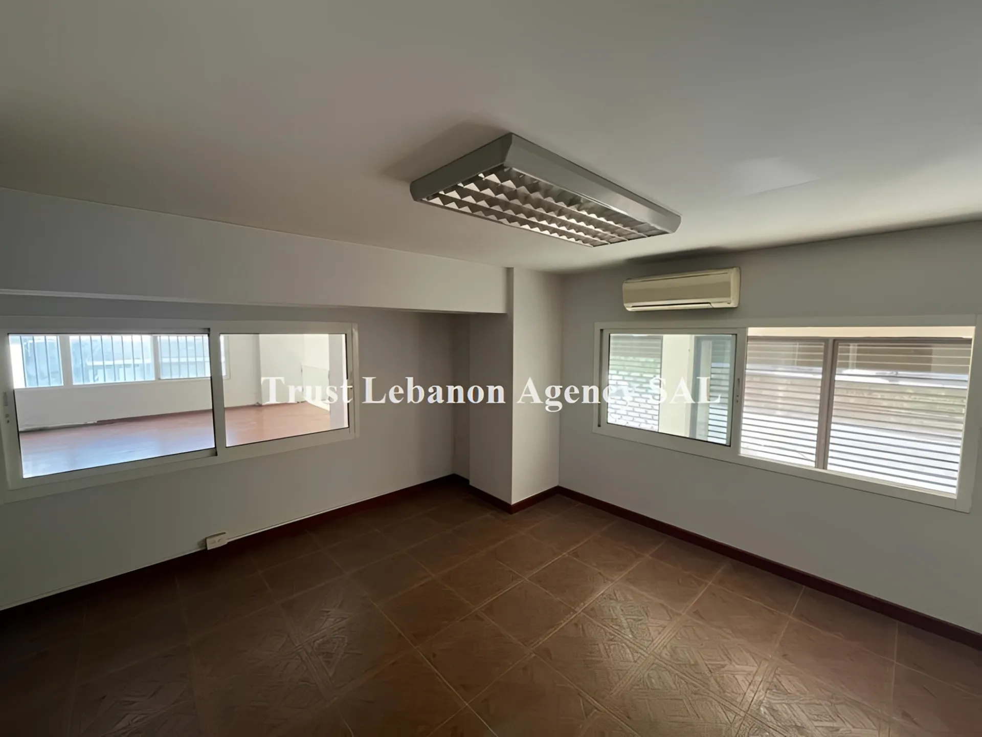 Commercial Property For Rent in Metn, Nahr El Mott