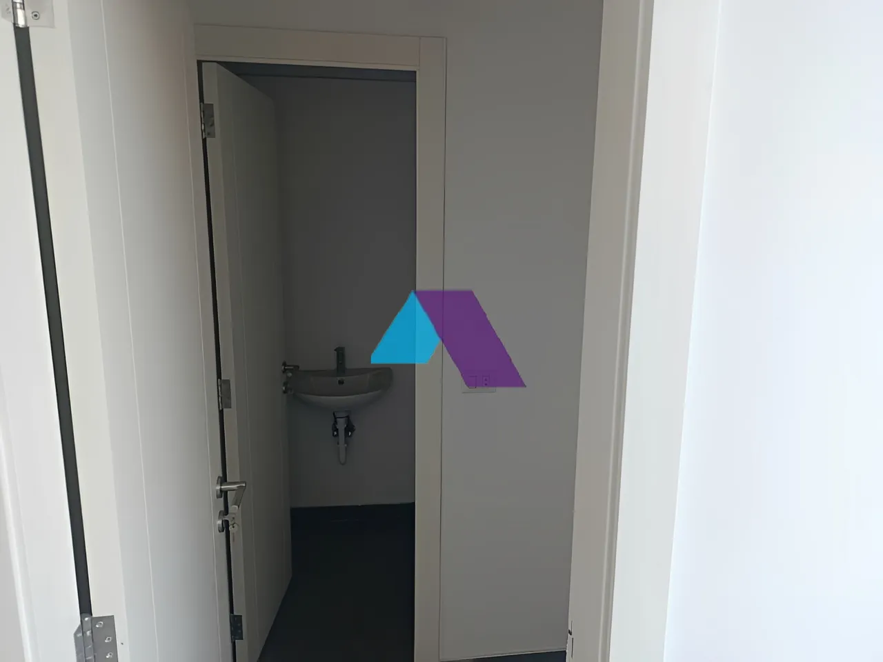 Office for Sale in Ain El Remmaneh