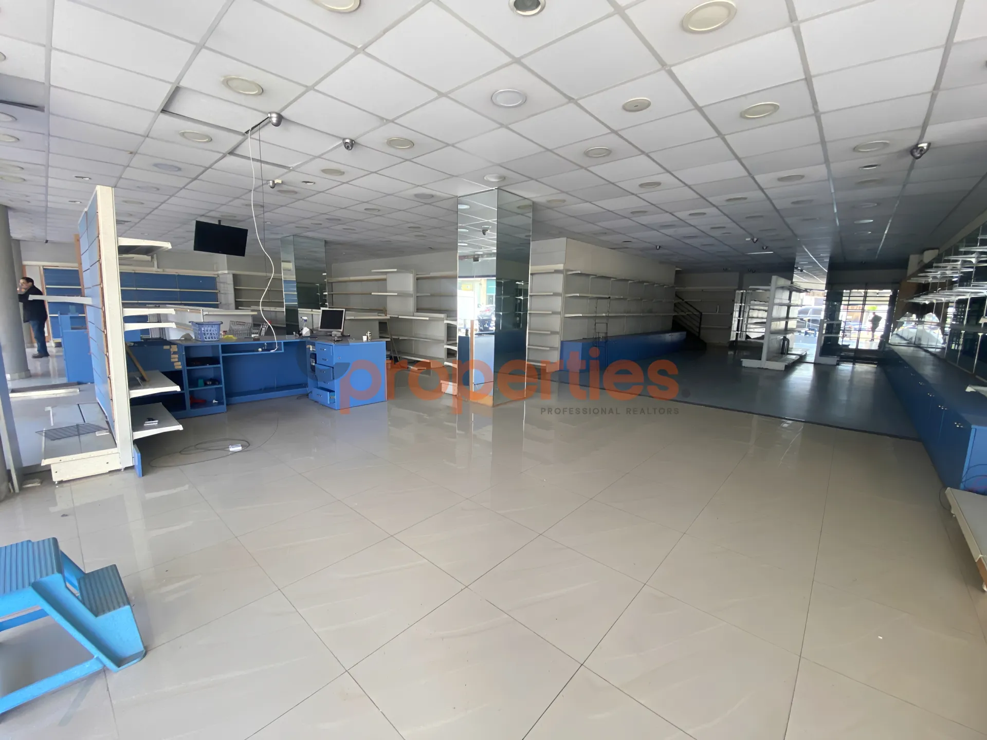Showroom for Sale in Hazmieh