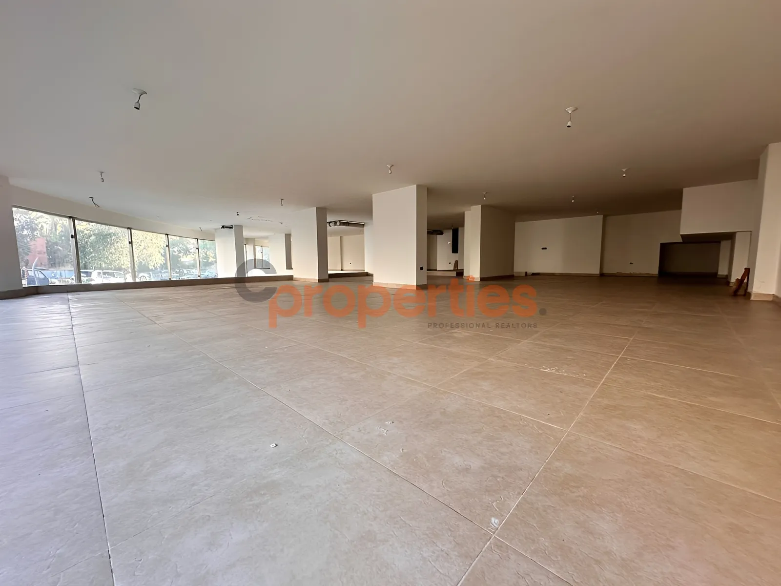 Showroom for Sale in Unesco