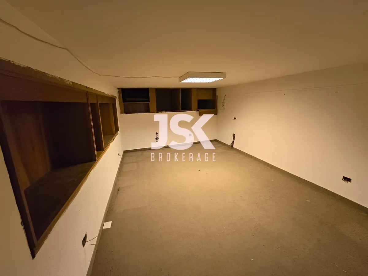 Shop for rent in Forn El Chebbak