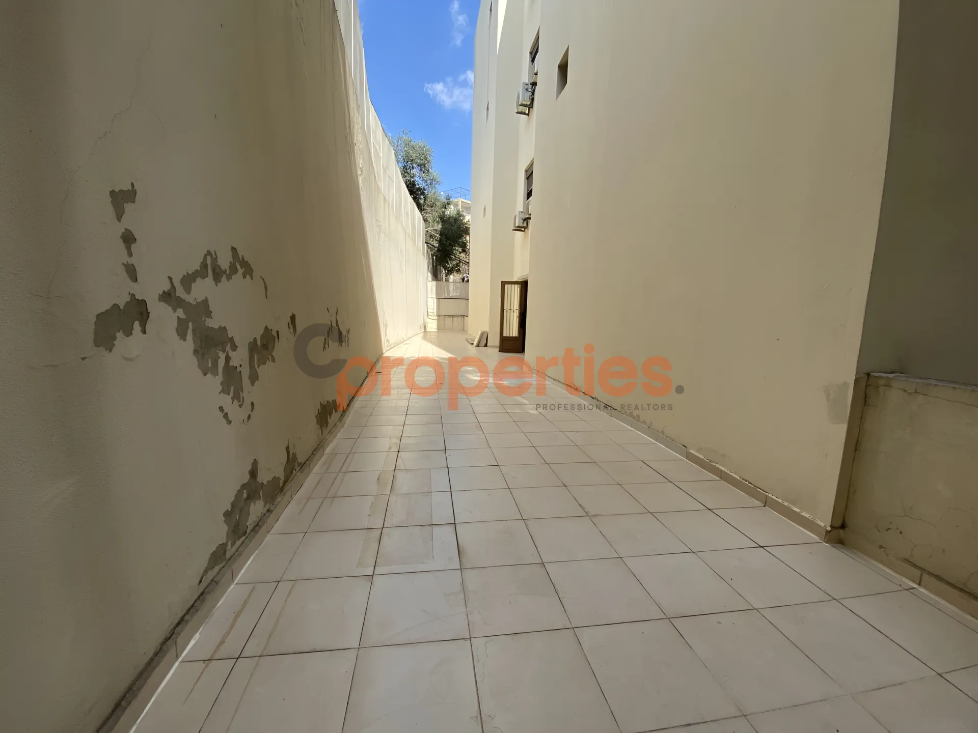 Showroom for Sale in Hazmieh