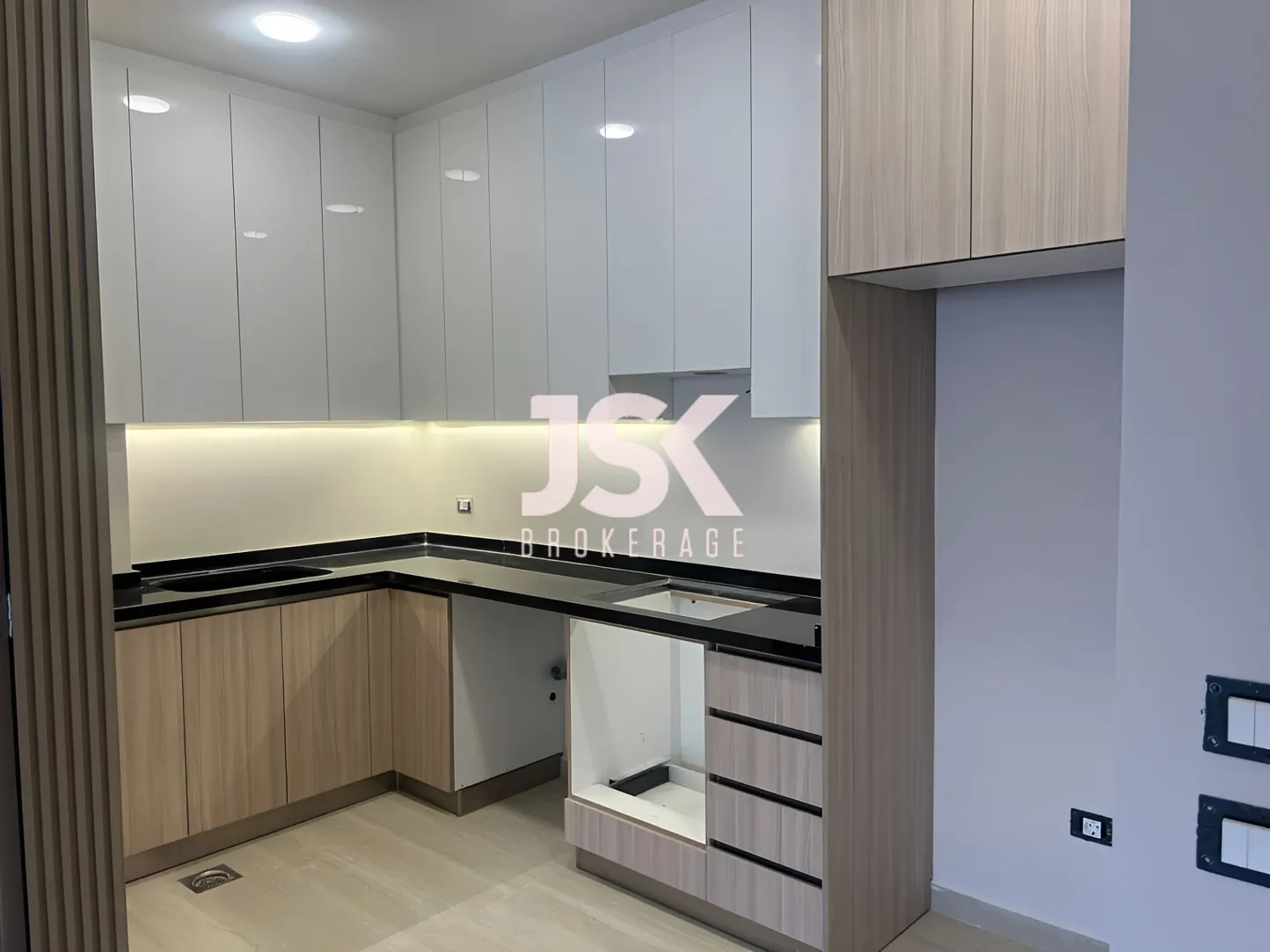 Apartment for sale in Forn El Chebbak, Lebanon - 3 bed, 3 bath