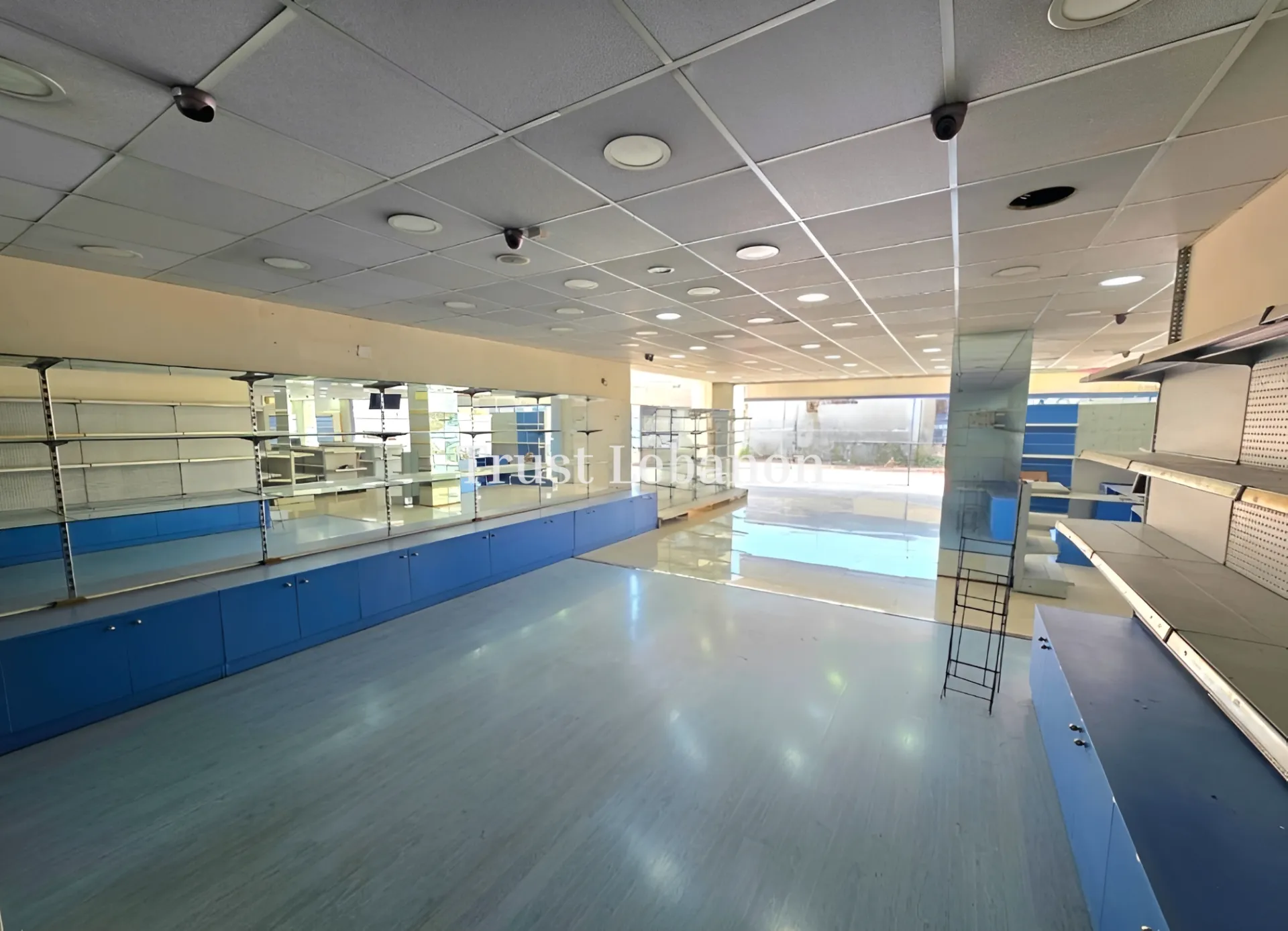 Showroom for rent in Hazmieh