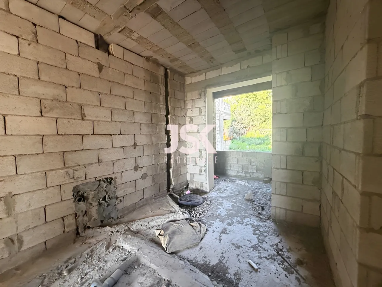 Building for Sale in Edde