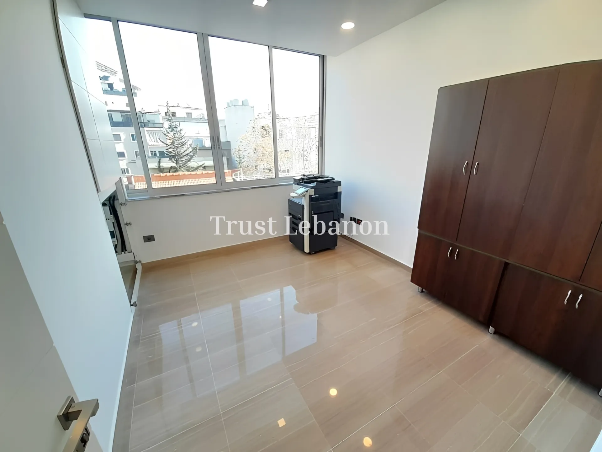 Office for rent in Forn El Chebbak