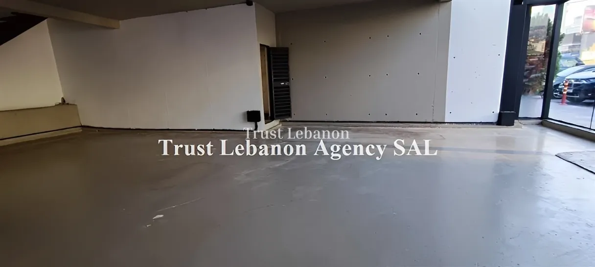 Showroom for rent in Dbayeh