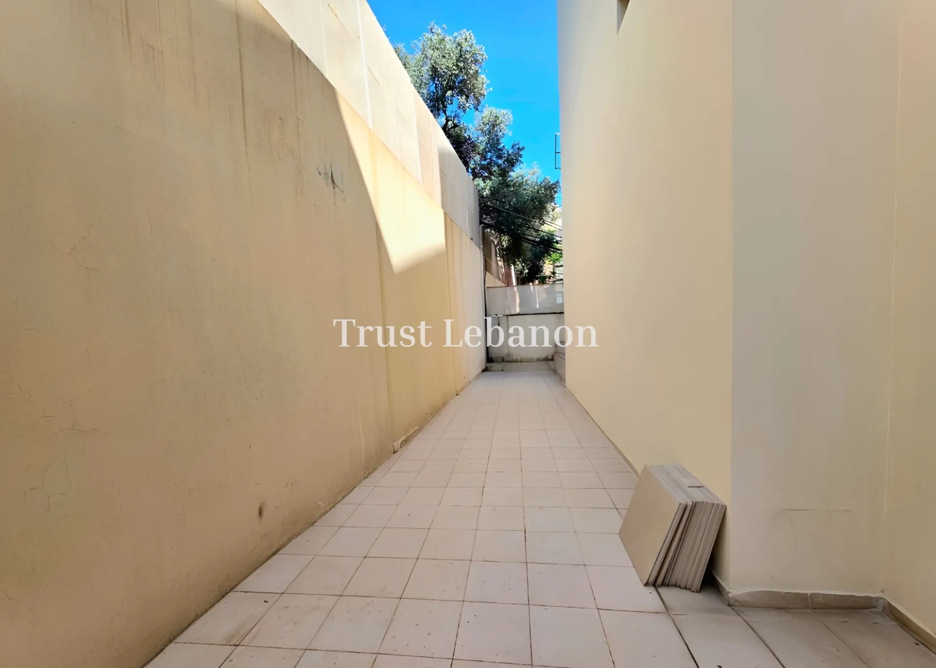 Showroom for rent in Hazmieh