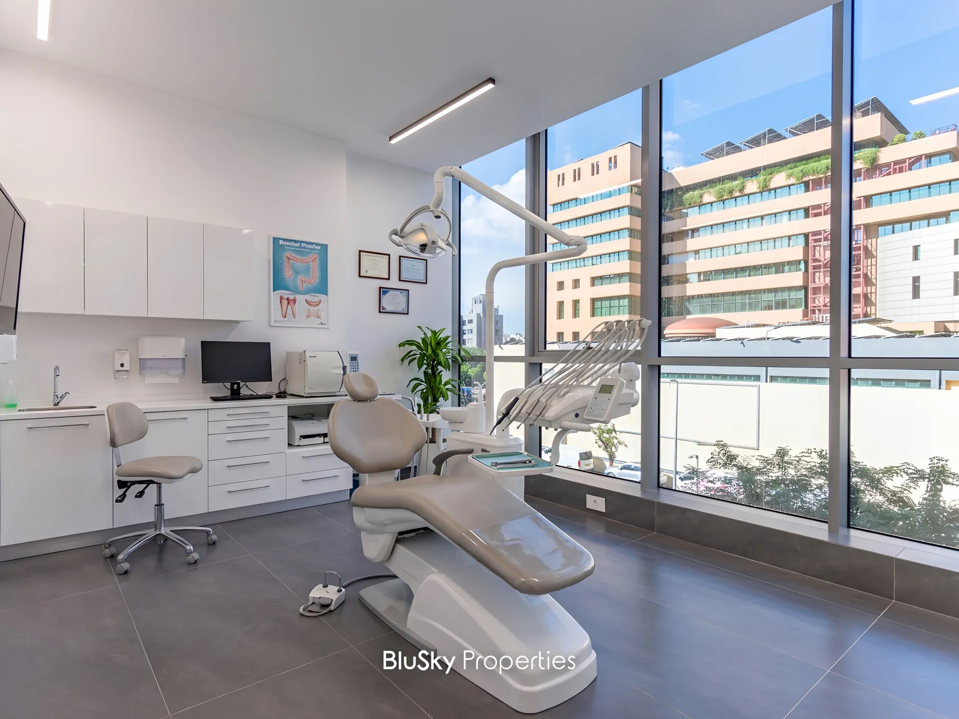 Office for rent in Horch Tabet