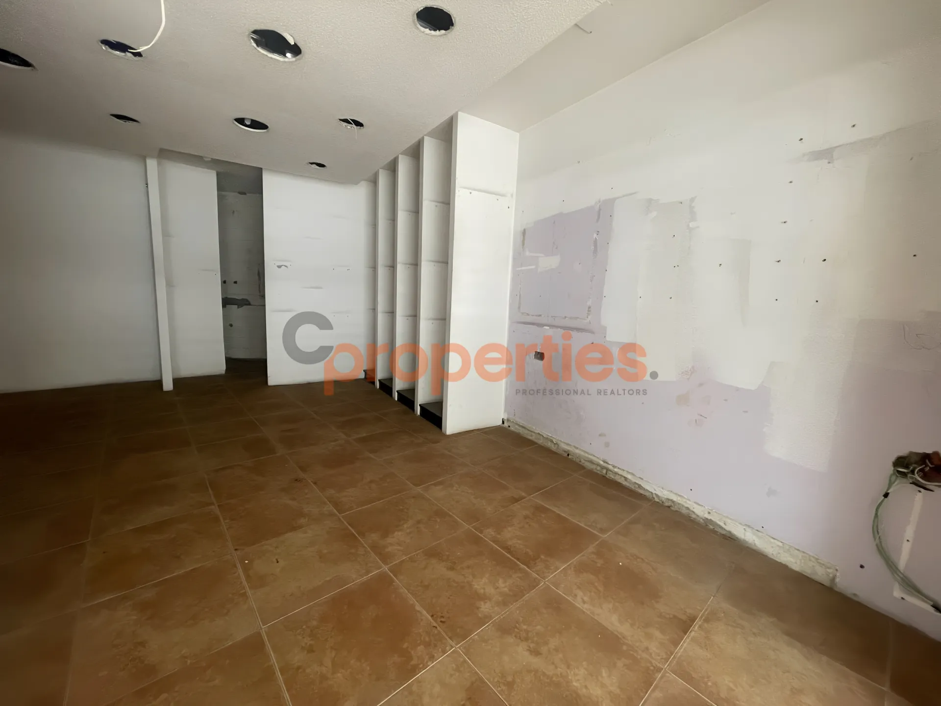 Showroom for Rent in Rayfoun