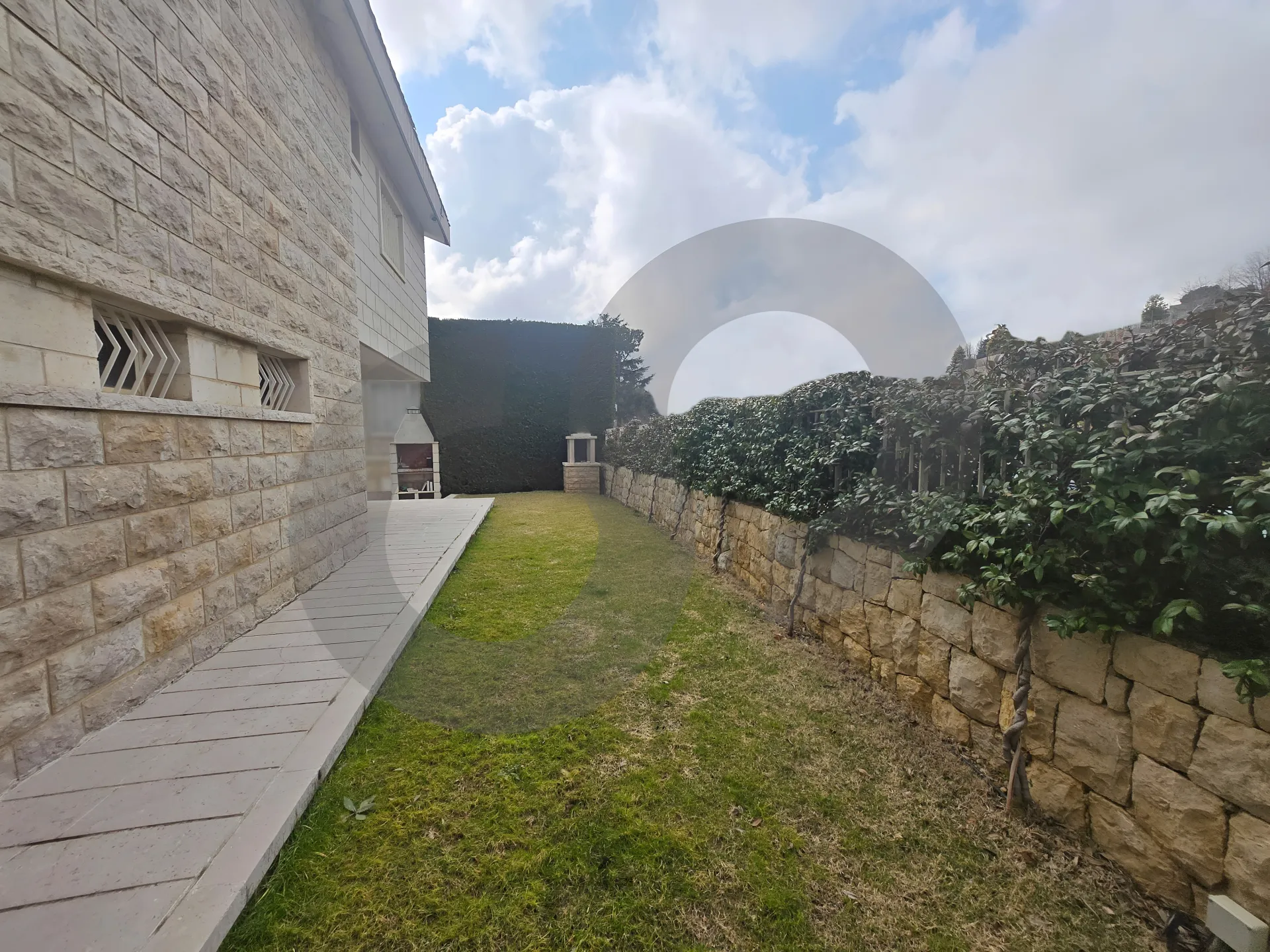 Villa for Sale in Kfardebian