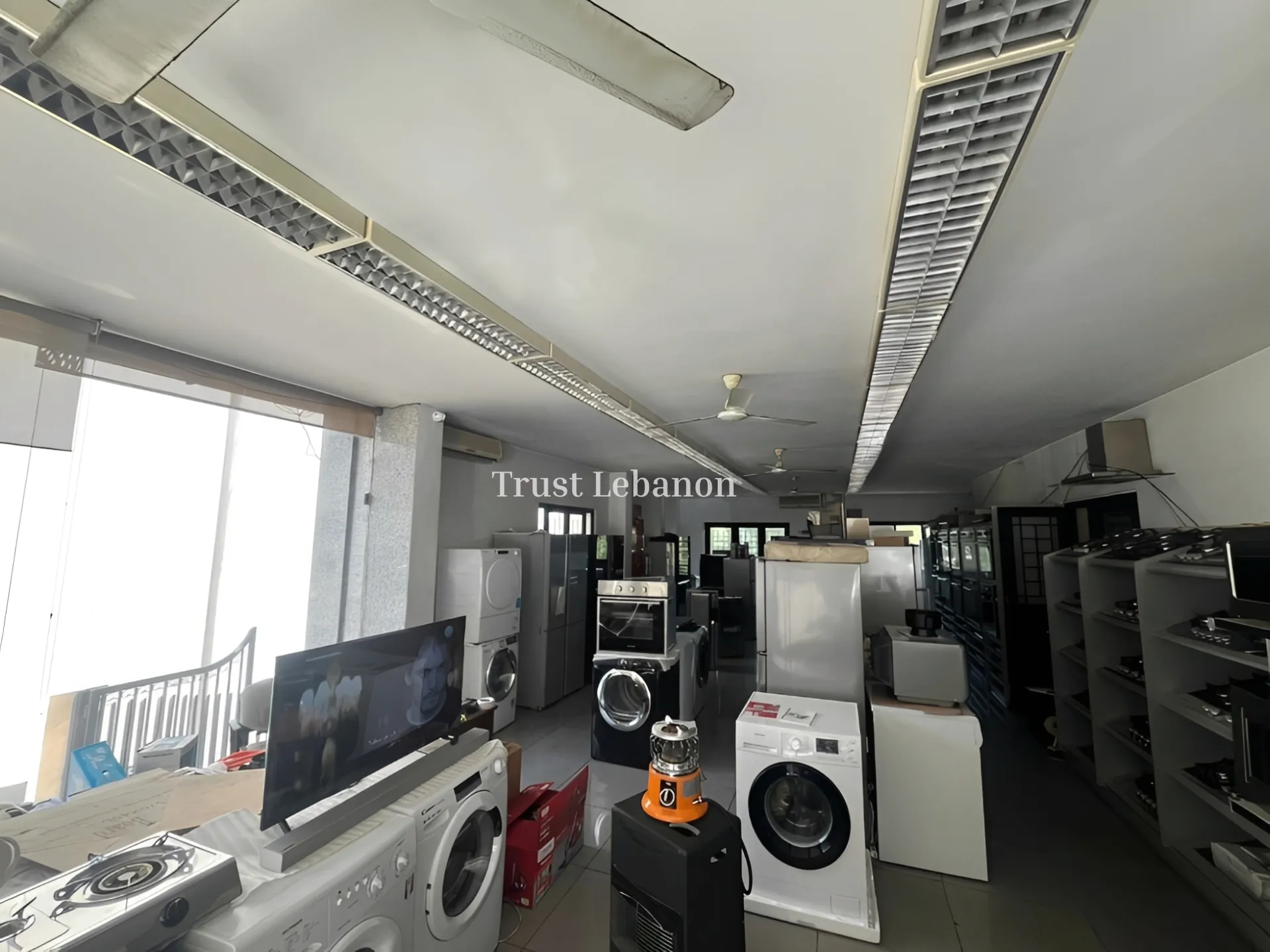 Showroom for rent in Mazraat Yachoua, Lebanon