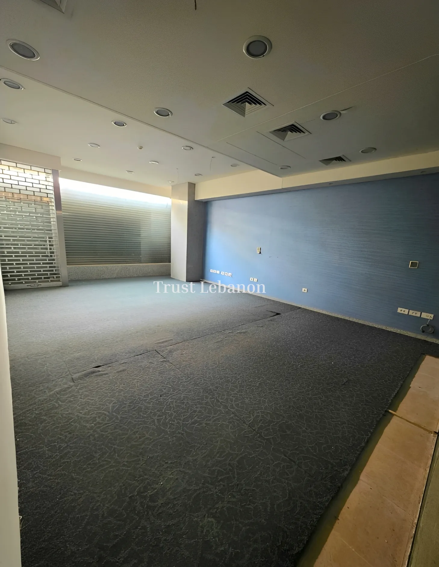 Showroom for rent in Horch Tabet