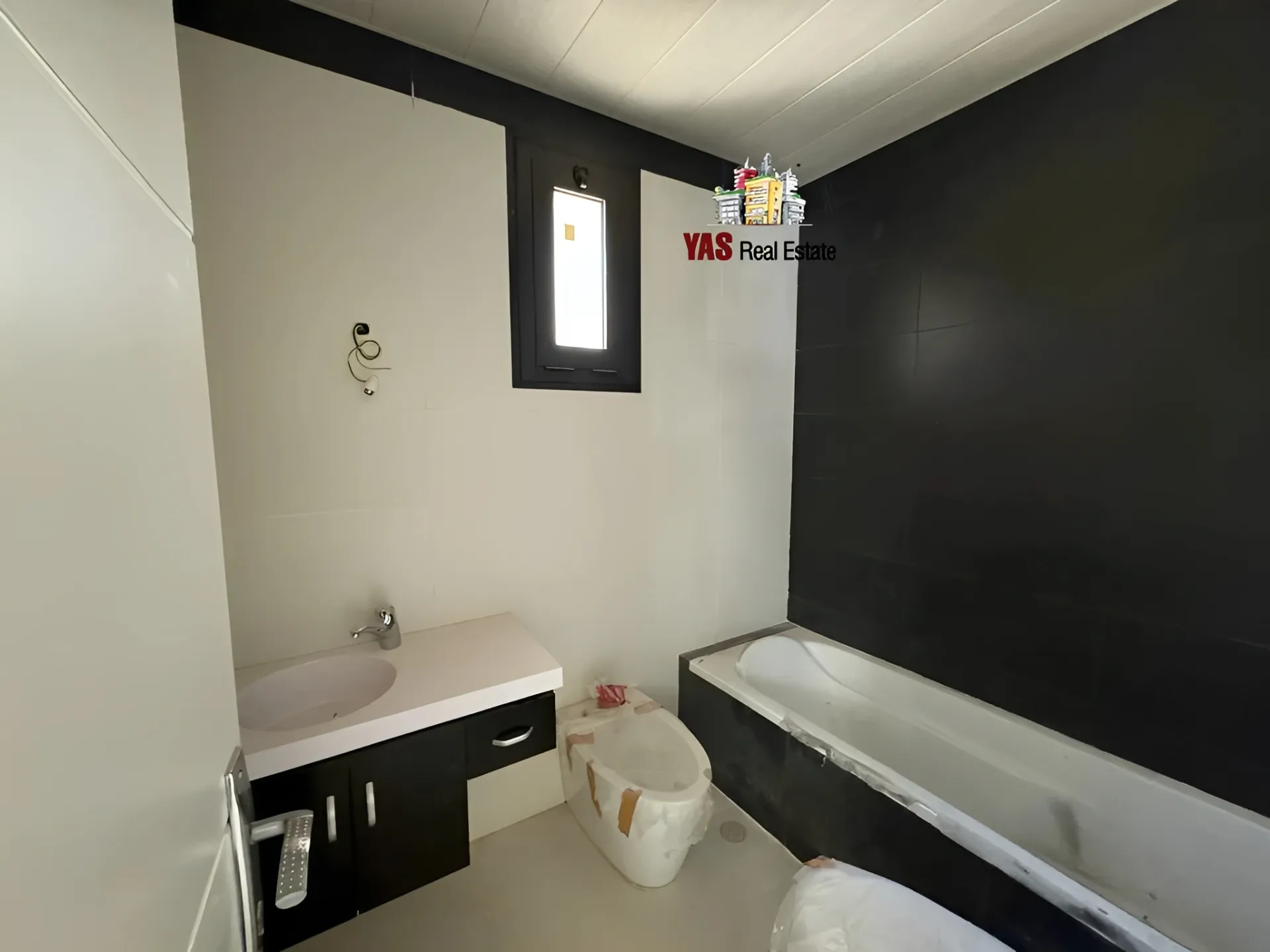 Apartment for Sale in Ballouneh - 3 bed, 4 bath