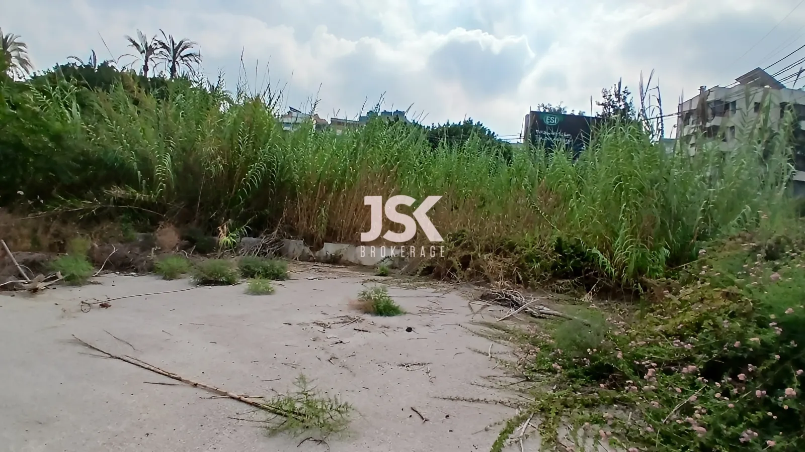 Land for Sale in Dekwaneh