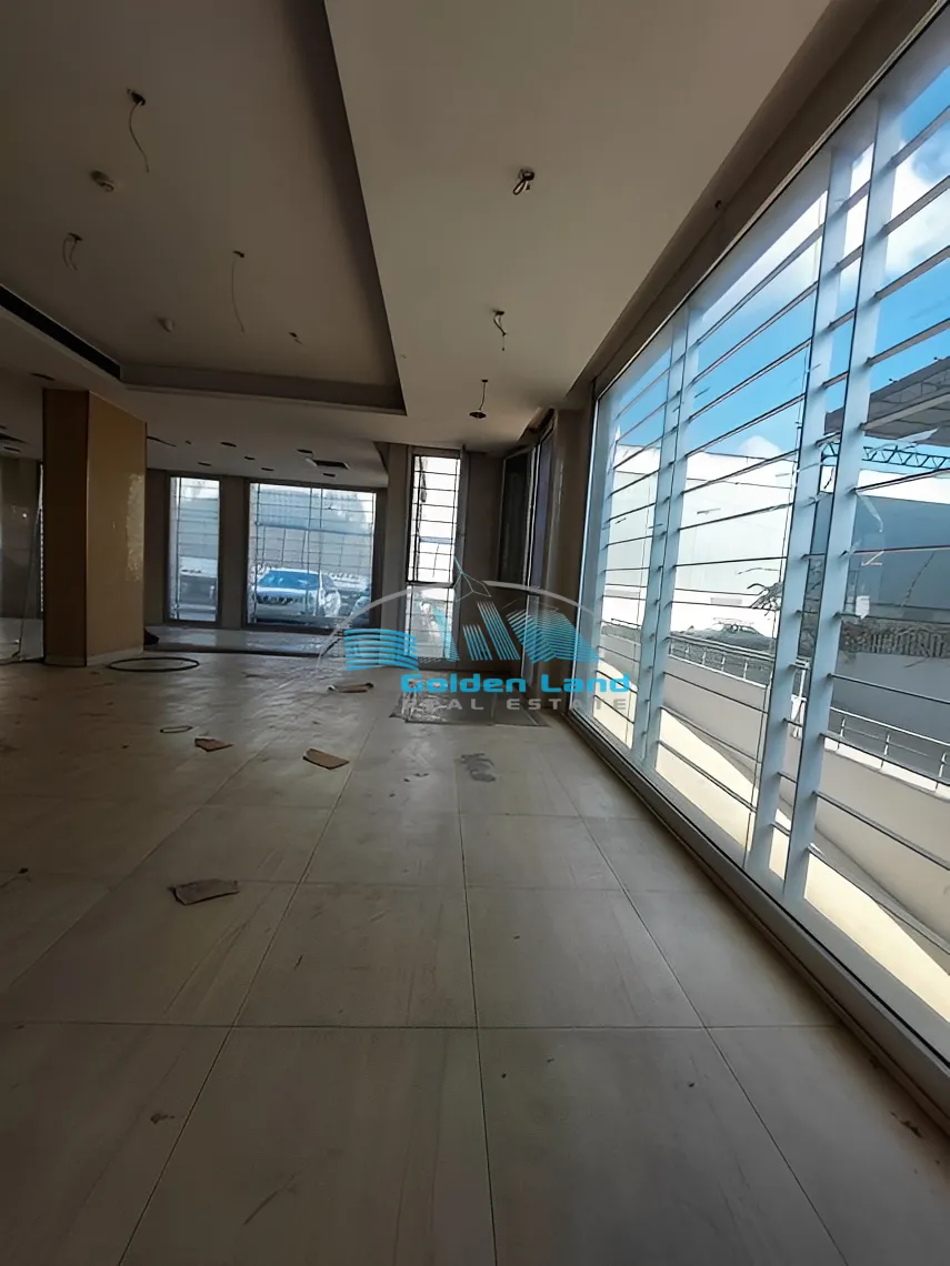 Showroom for rent in Dekwaneh