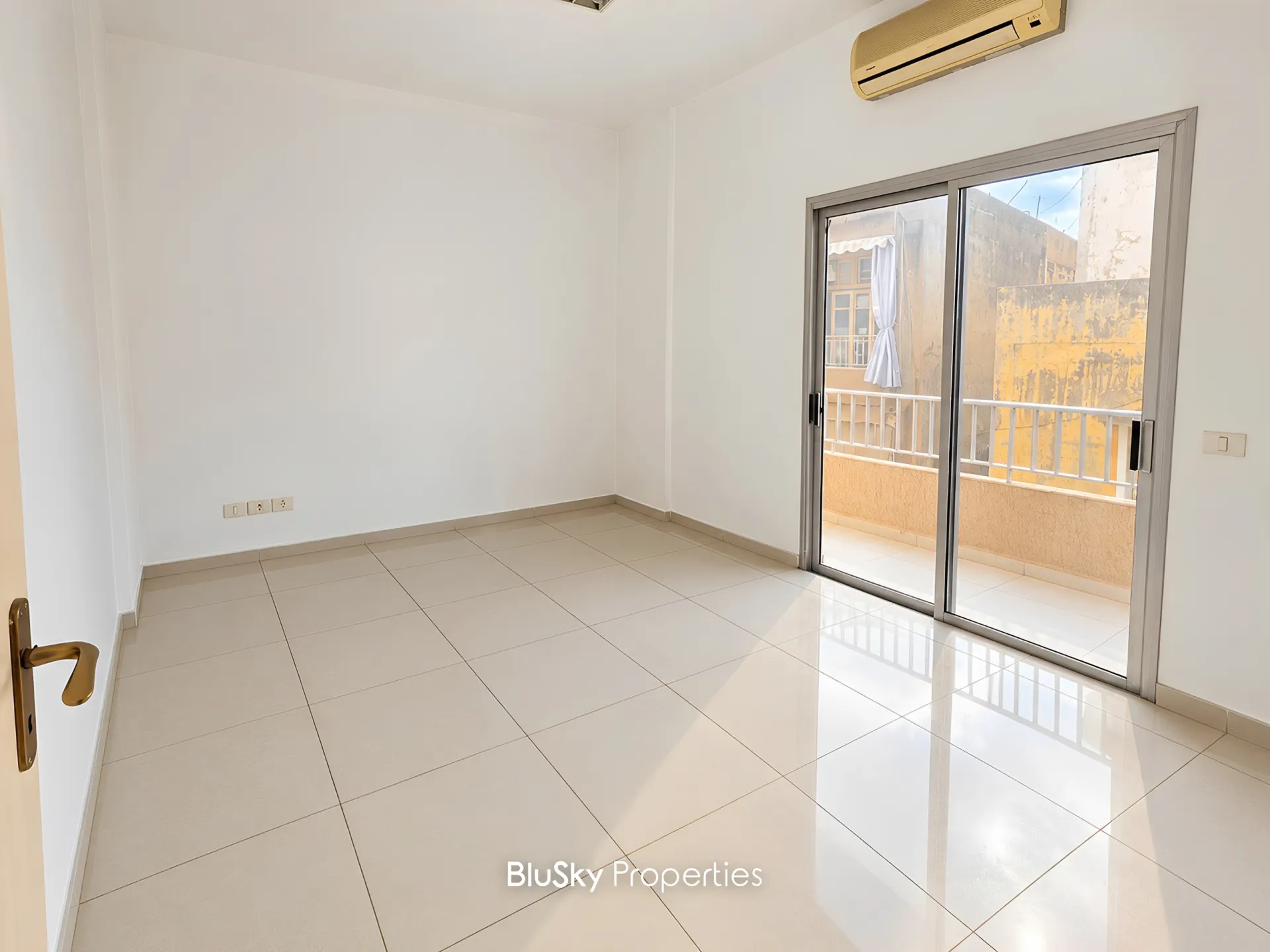 Office for rent in Ain El Remmaneh
