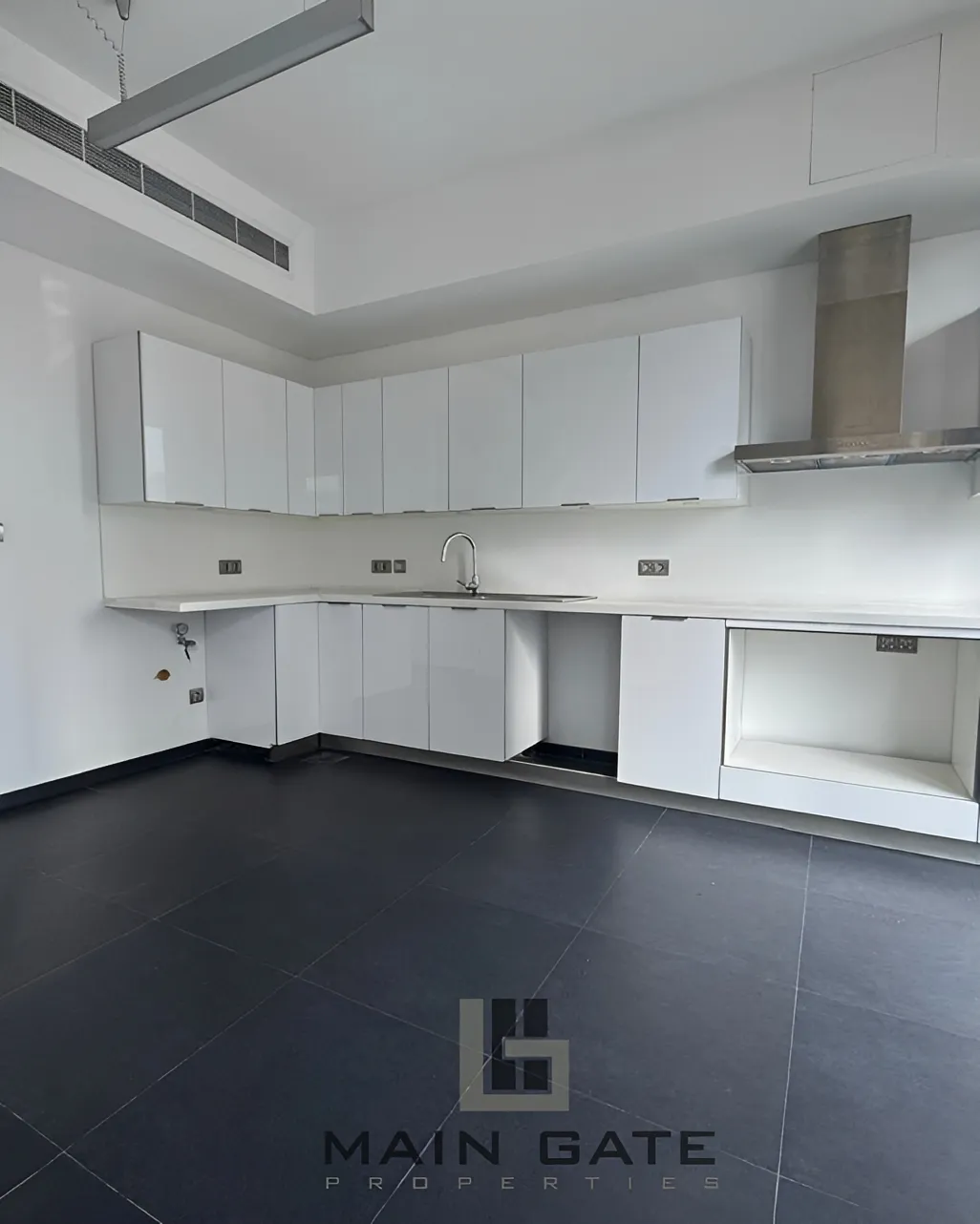 Apartment for Sale in Minet El Hosn, Bayrut, Lebanon