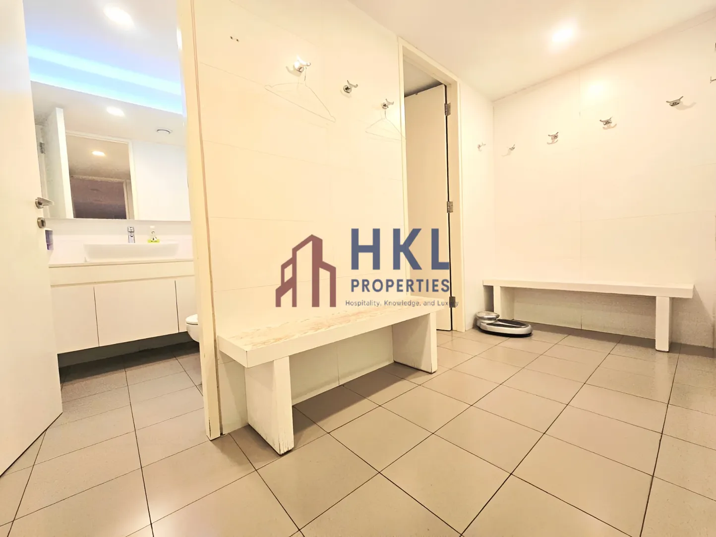 Showroom for rent in Achrafieh