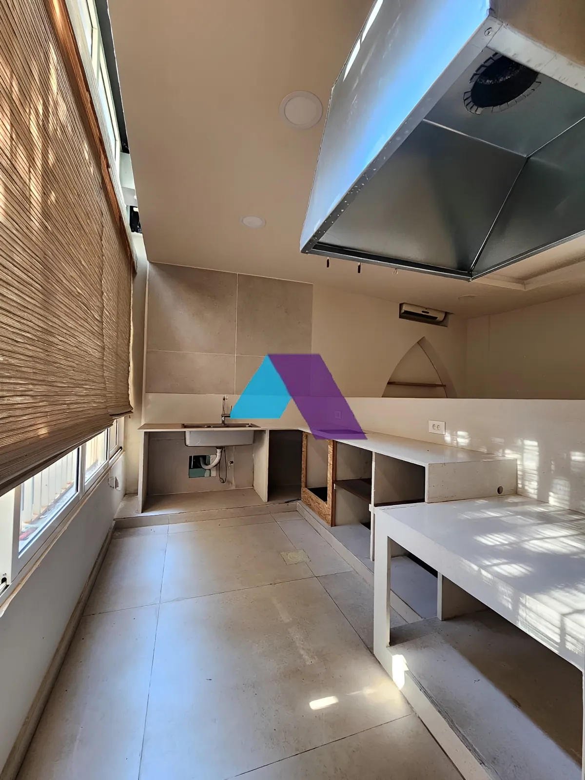 Shop for rent in Badaro
