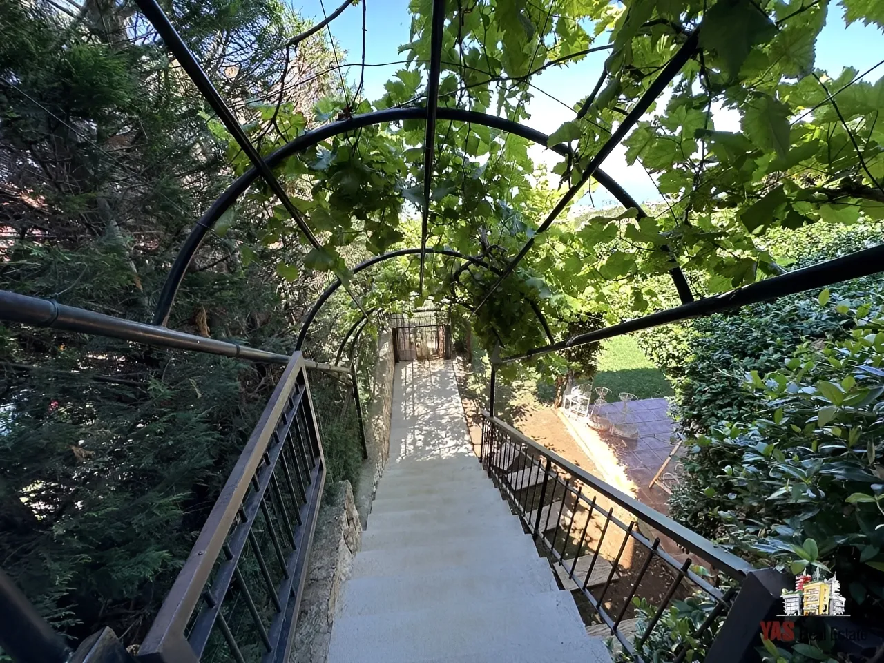 Apartment for Sale in Ballouneh
