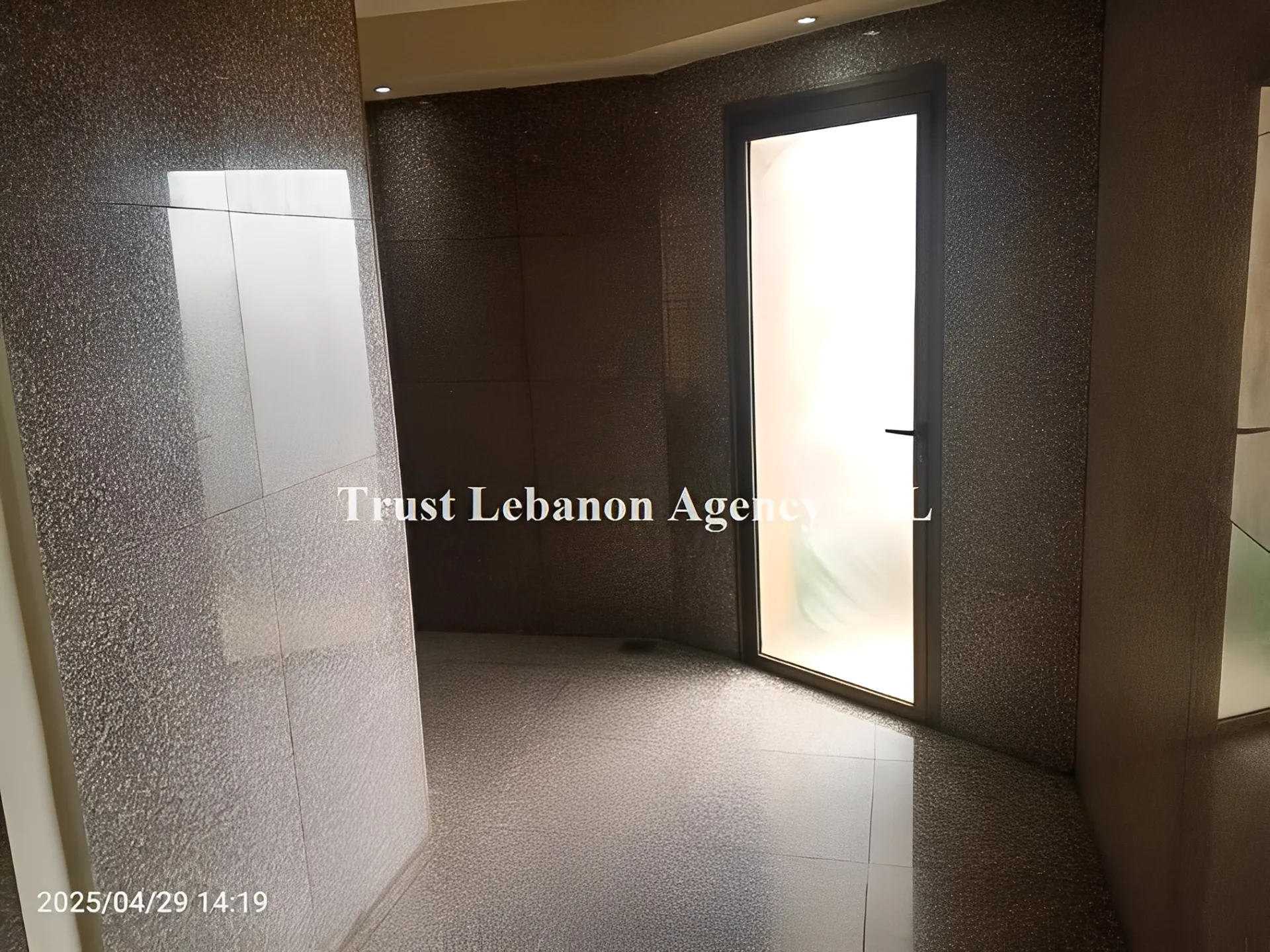 Shop for rent in Baabda, Hazmieh