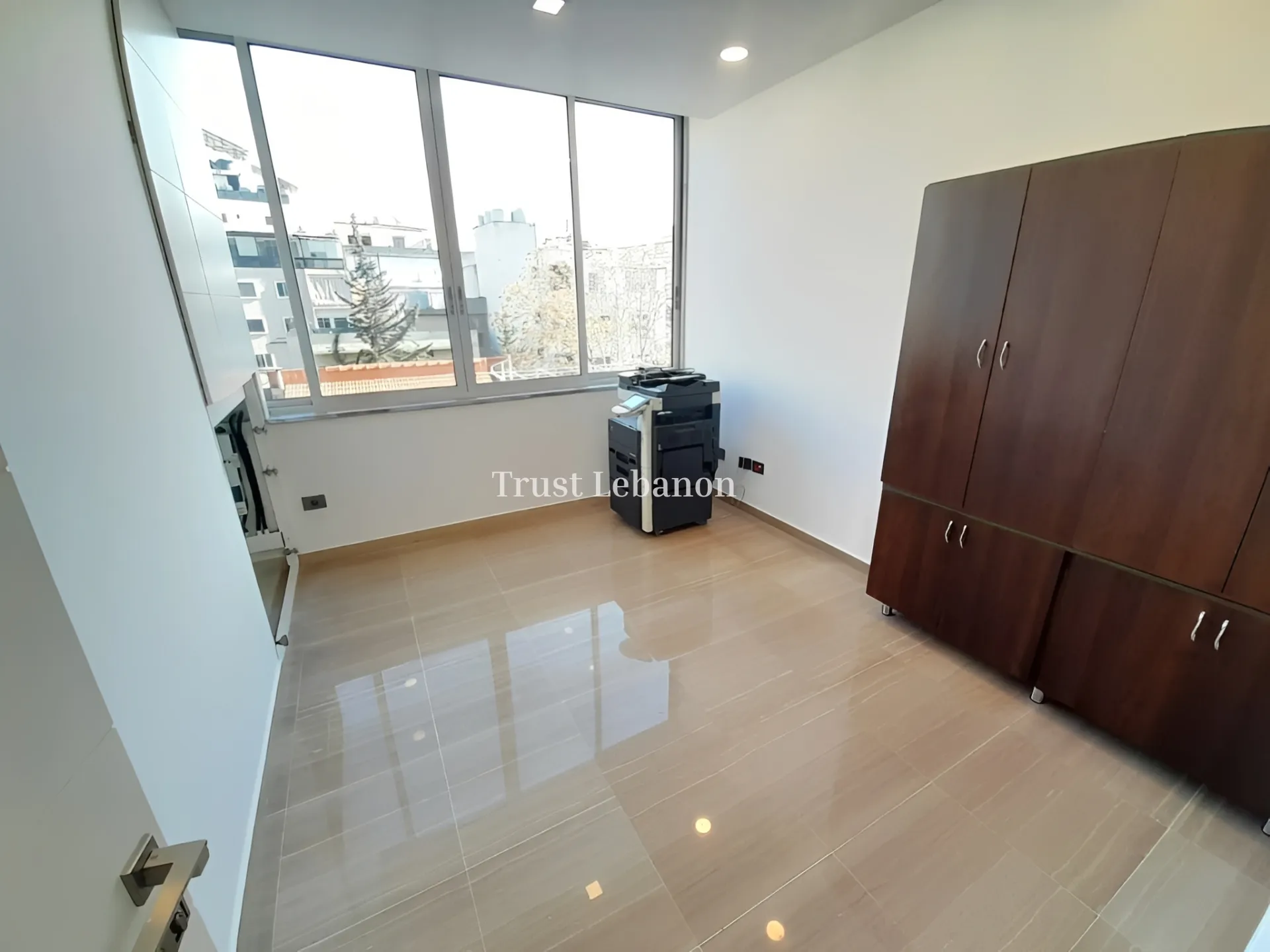 Office for rent in Forn El Chebbak, Lebanon