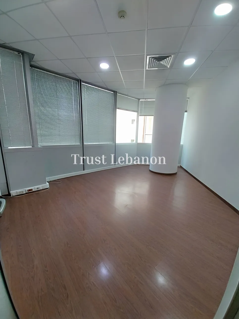Office for rent in Horch Tabet