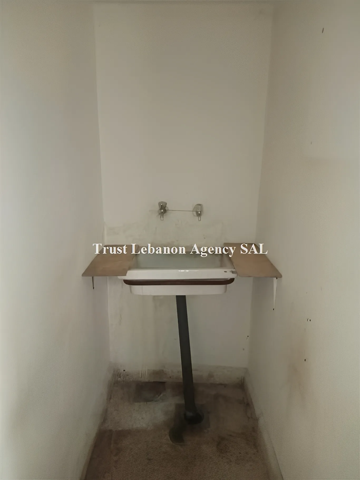 Shop for rent in Metn, Dekweneh