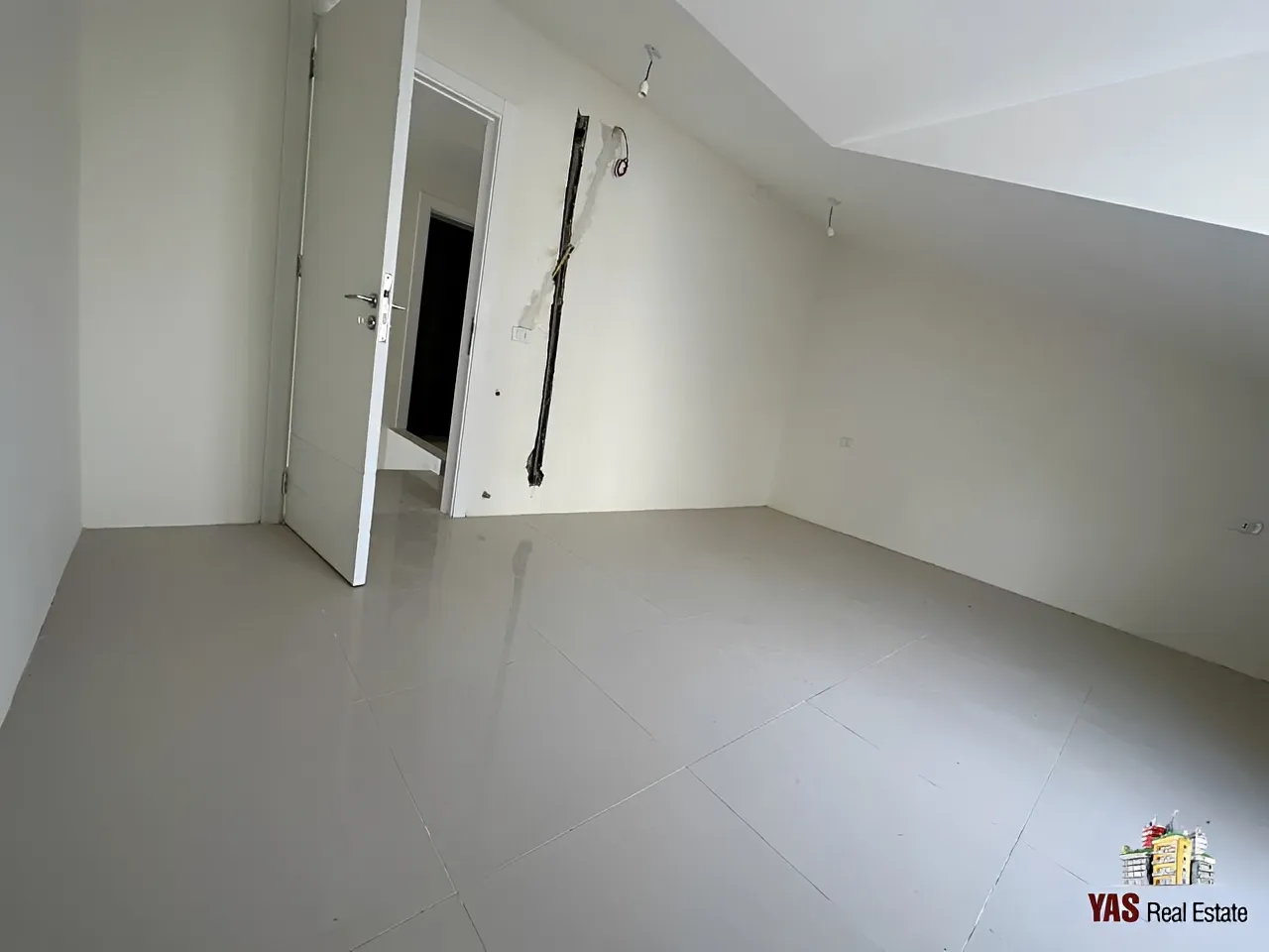 Apartment for Sale in Ballouneh - 3 bed, 5 bath