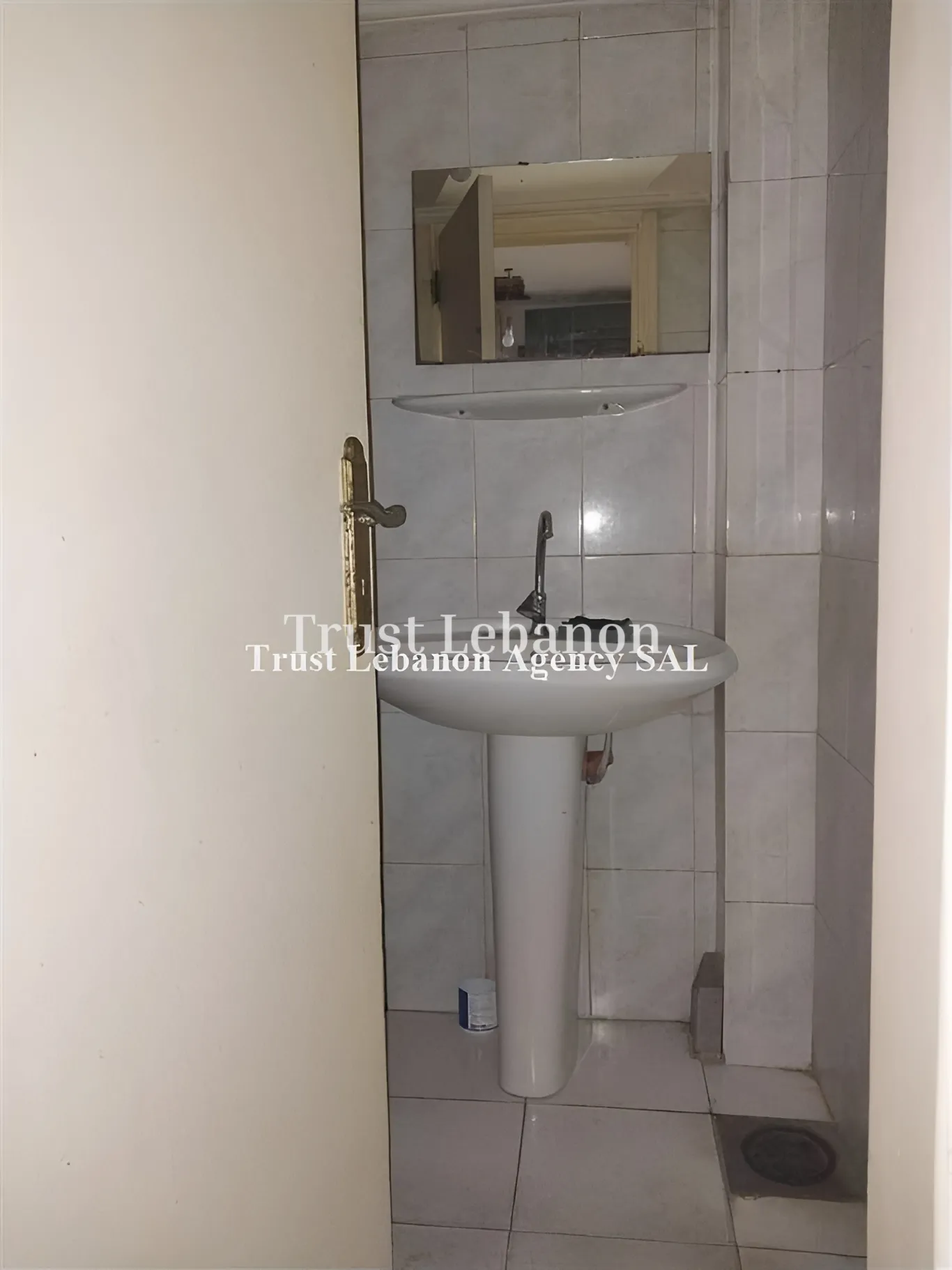 Showroom for rent in Jdeideh