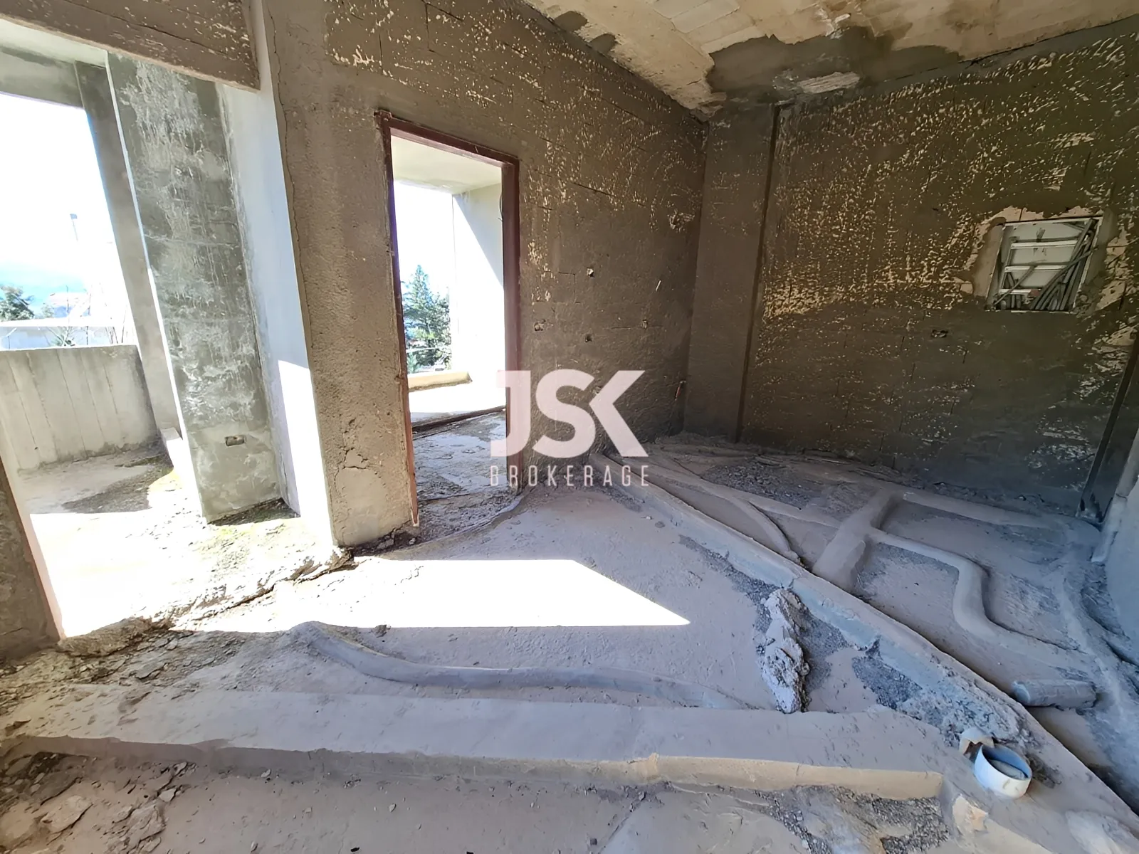 Building for Sale in Ballouneh