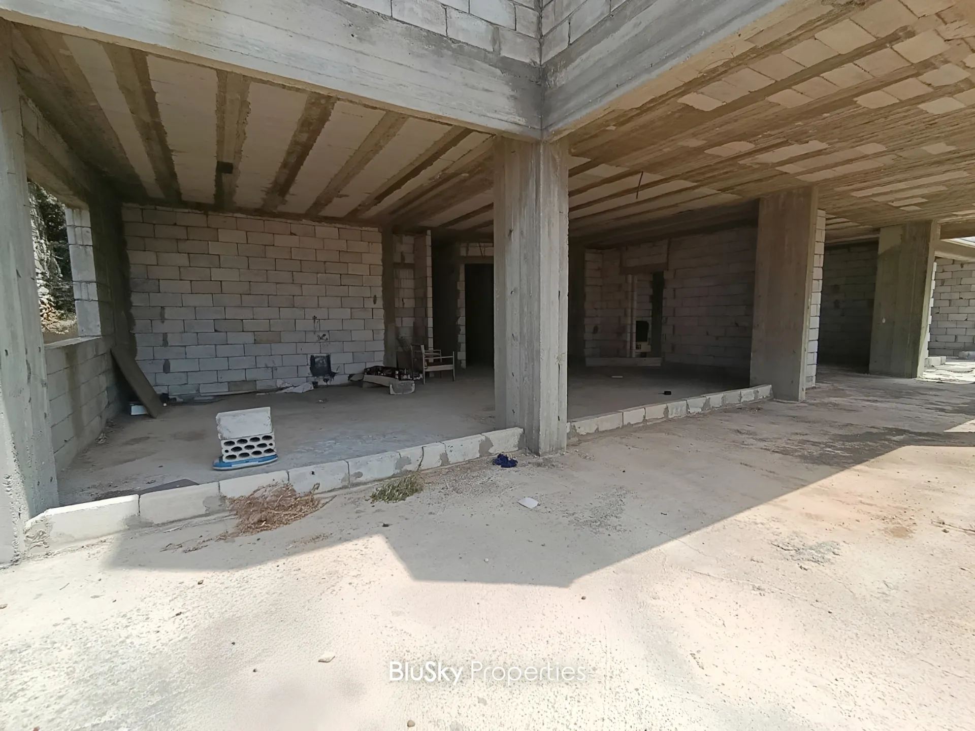 Building for Sale in Edde