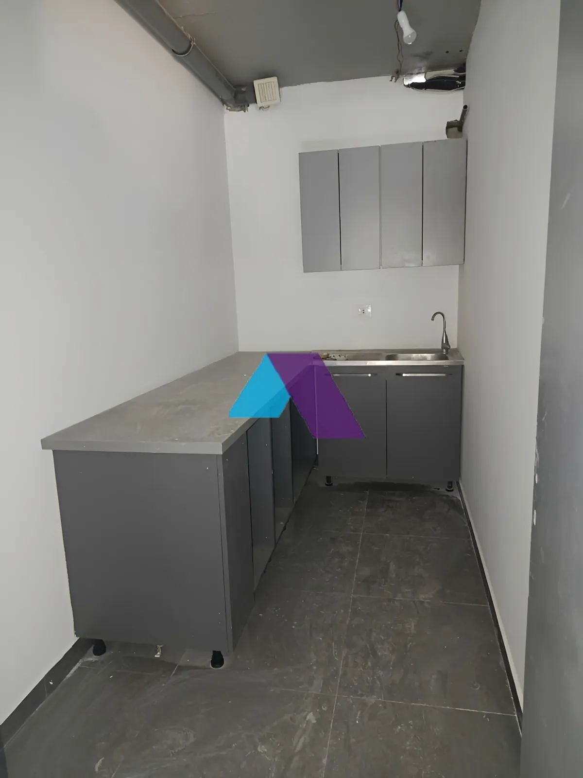 Office for rent in Dekwaneh