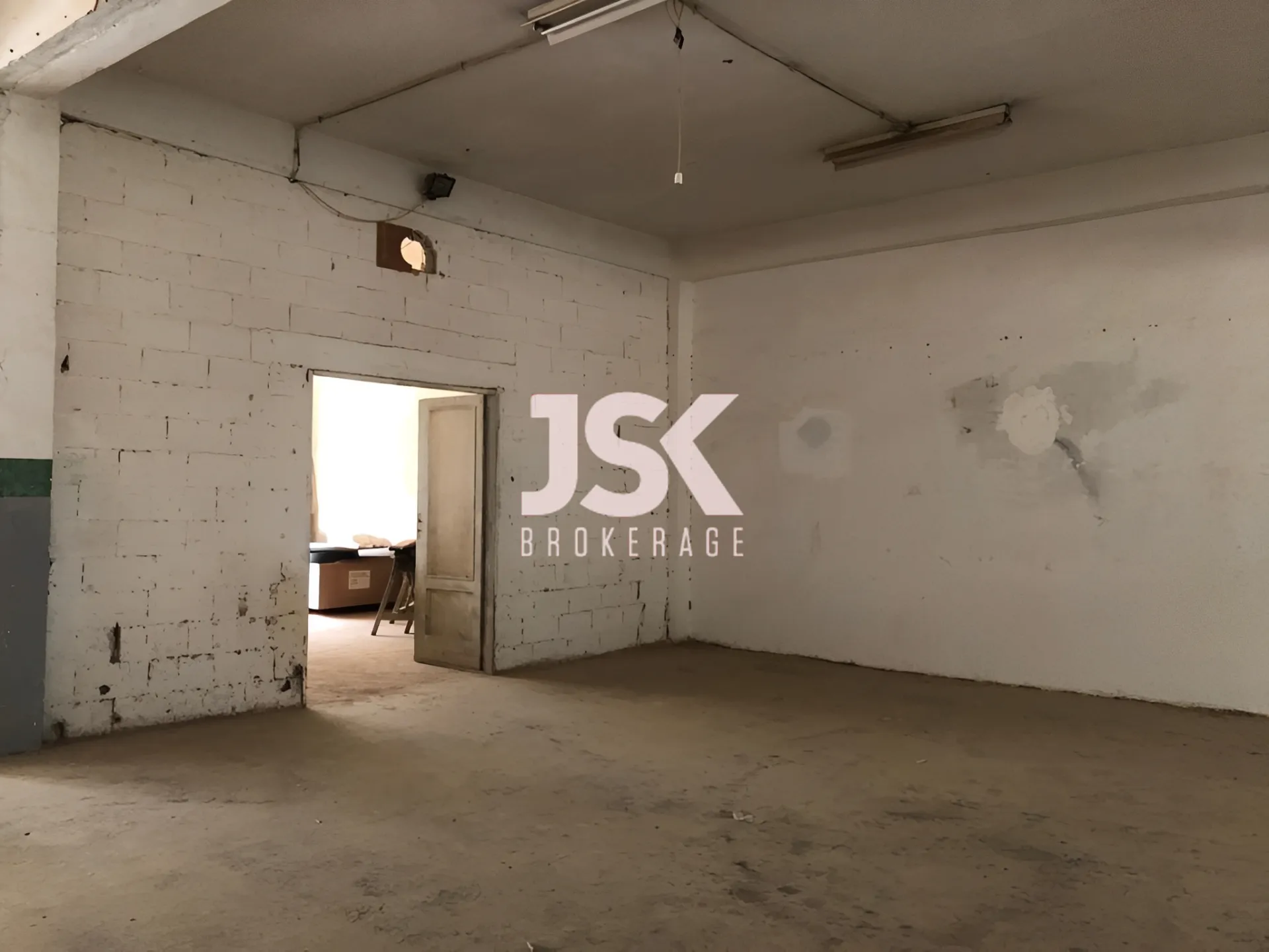 Shop for rent in Mansourieh