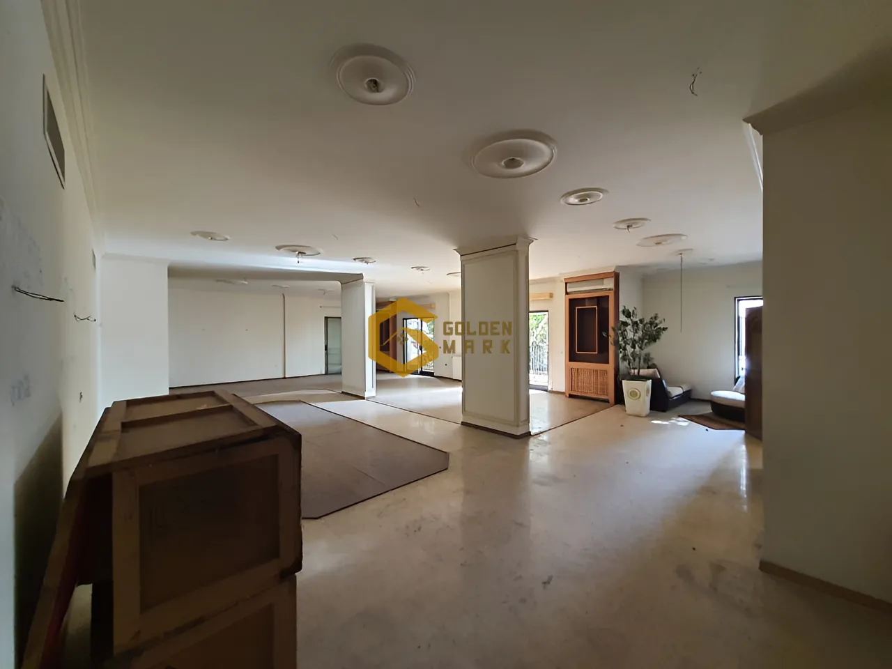 Showroom for sale in Mansourieh