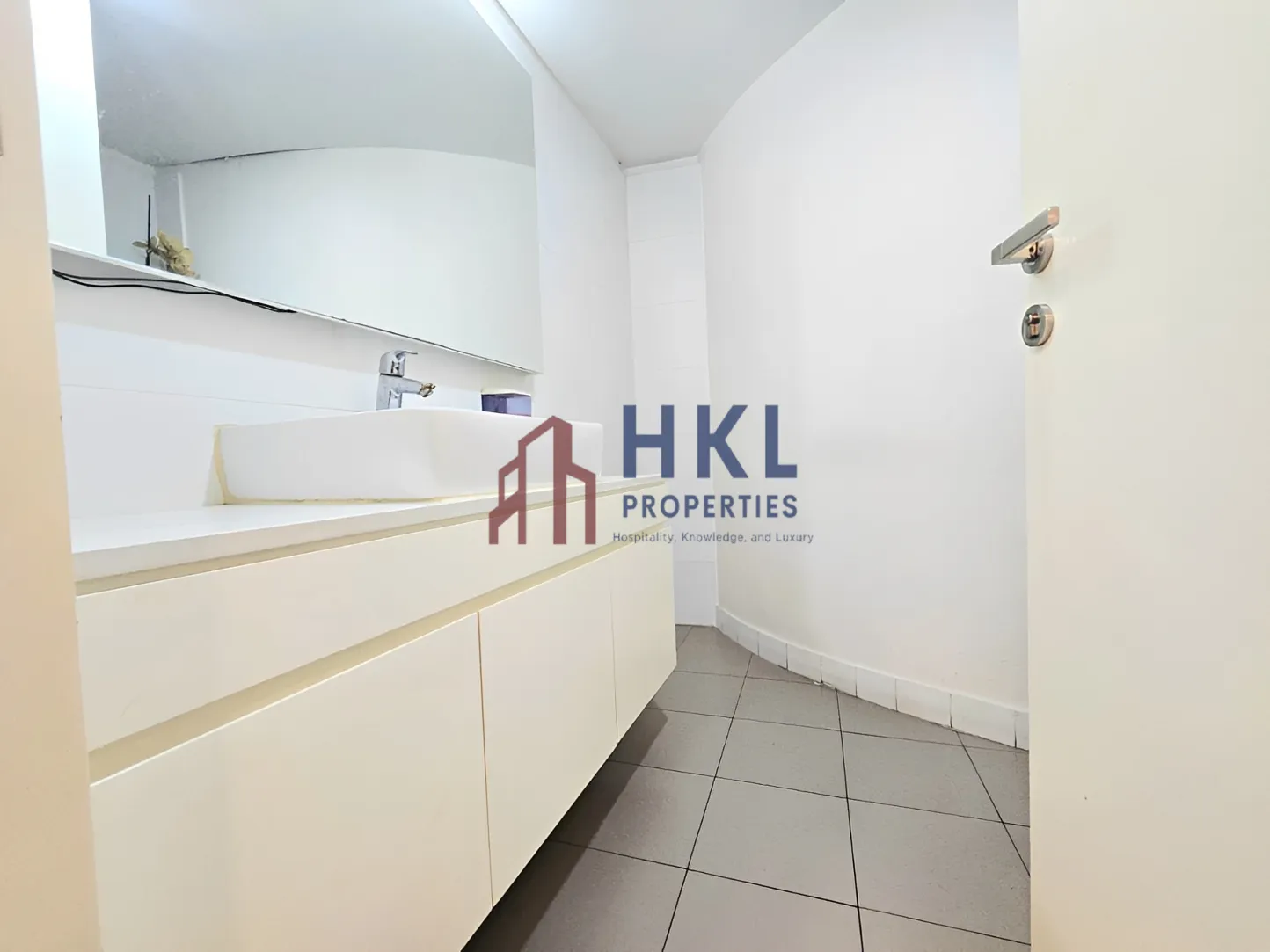 Showroom for rent in Achrafieh