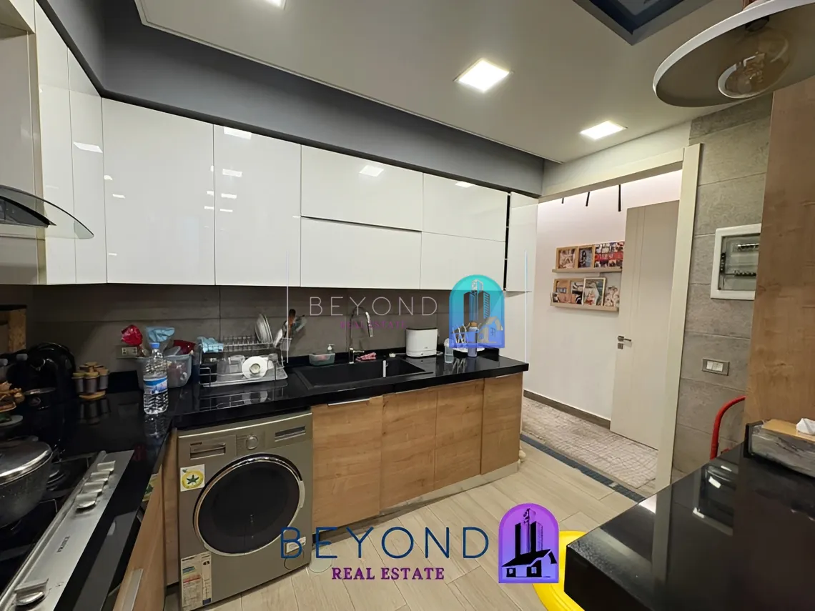Apartment for rent in Mar Elias St، Bayrut, Lebanon - 2 bed, 2 bath