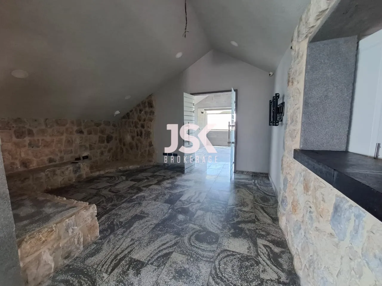 Restaurant for Sale in Halat