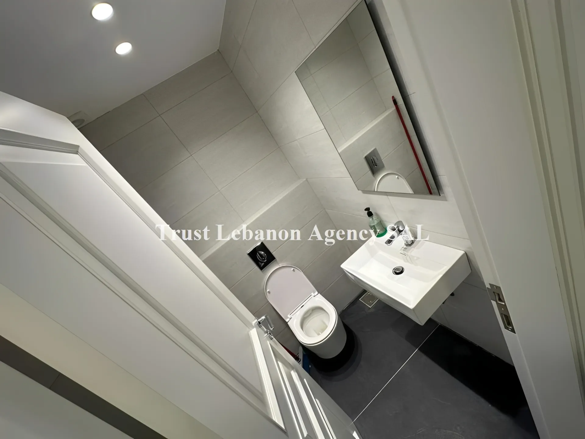 Office for rent in Metn, Dekweneh
