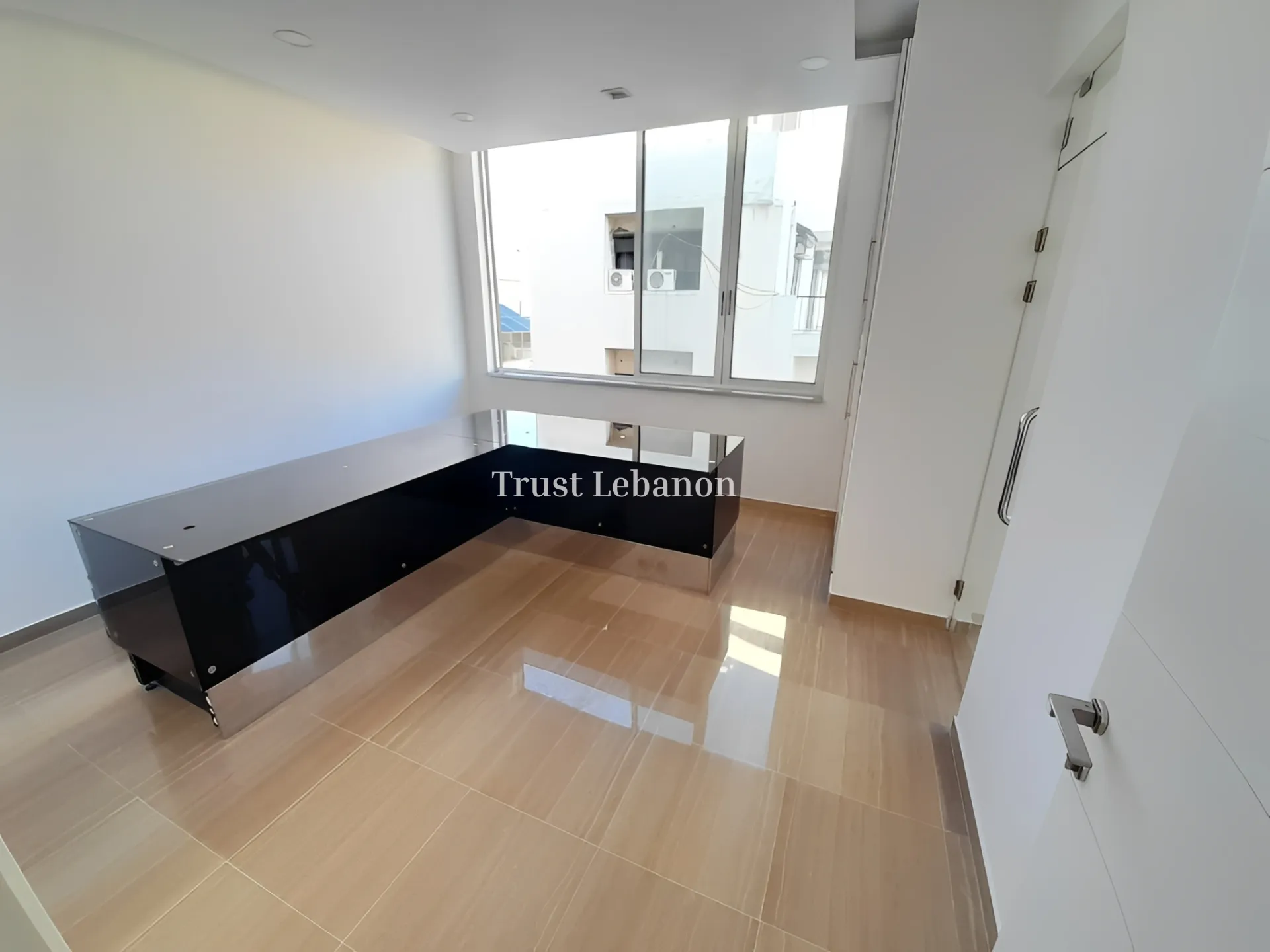 Office for rent in Forn El Chebbak, Lebanon