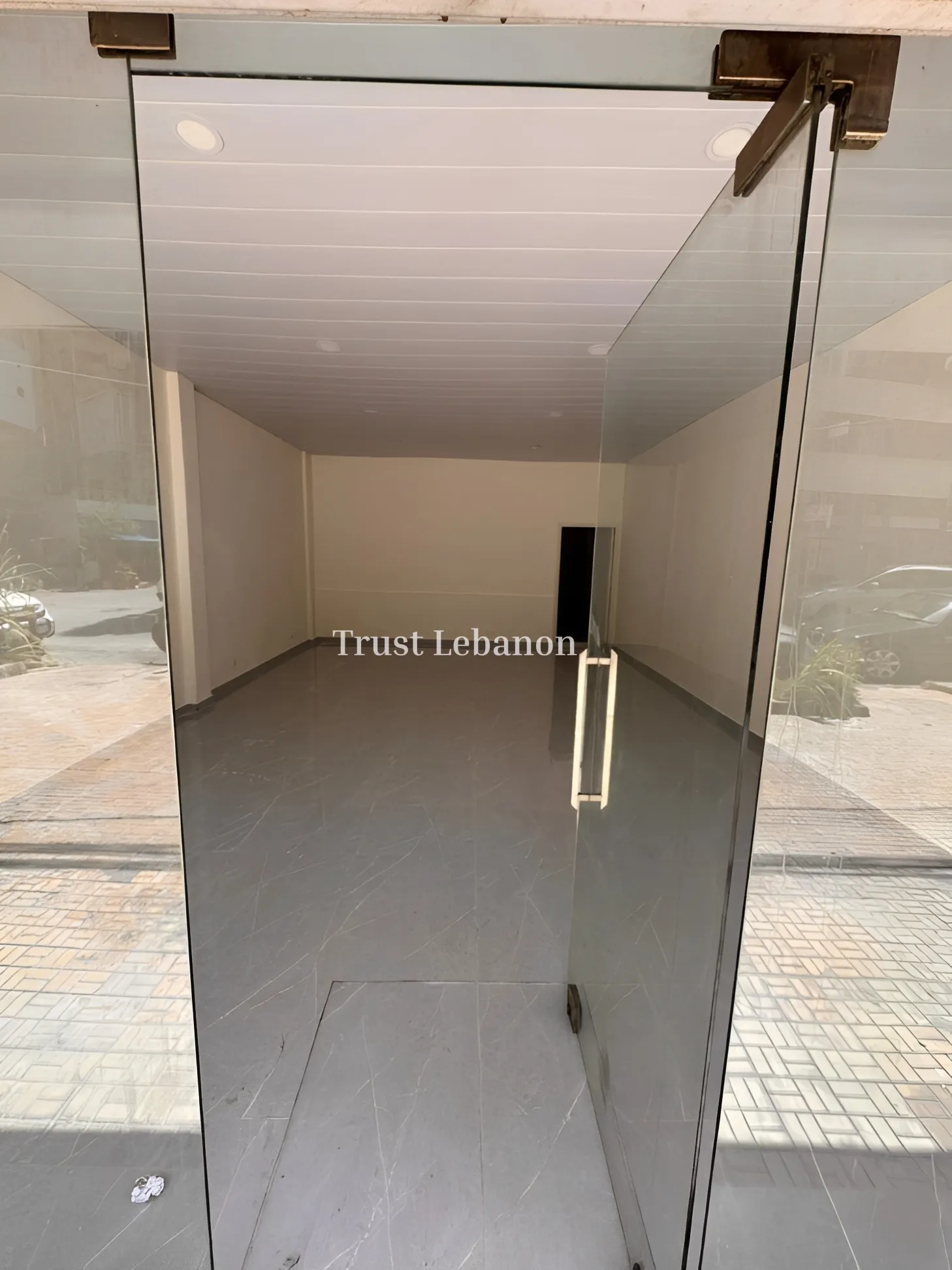 Shop for rent in Baouchriyeh, Lebanon