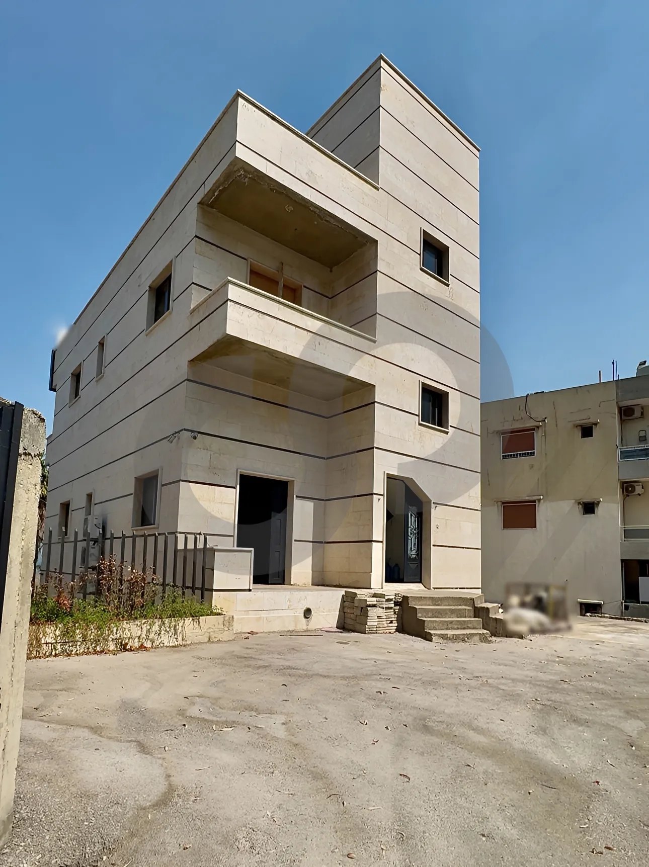 Building for Rent in Safra
