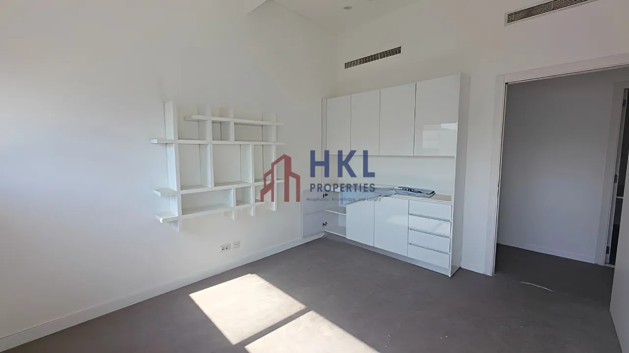 Office for rent in Hamra