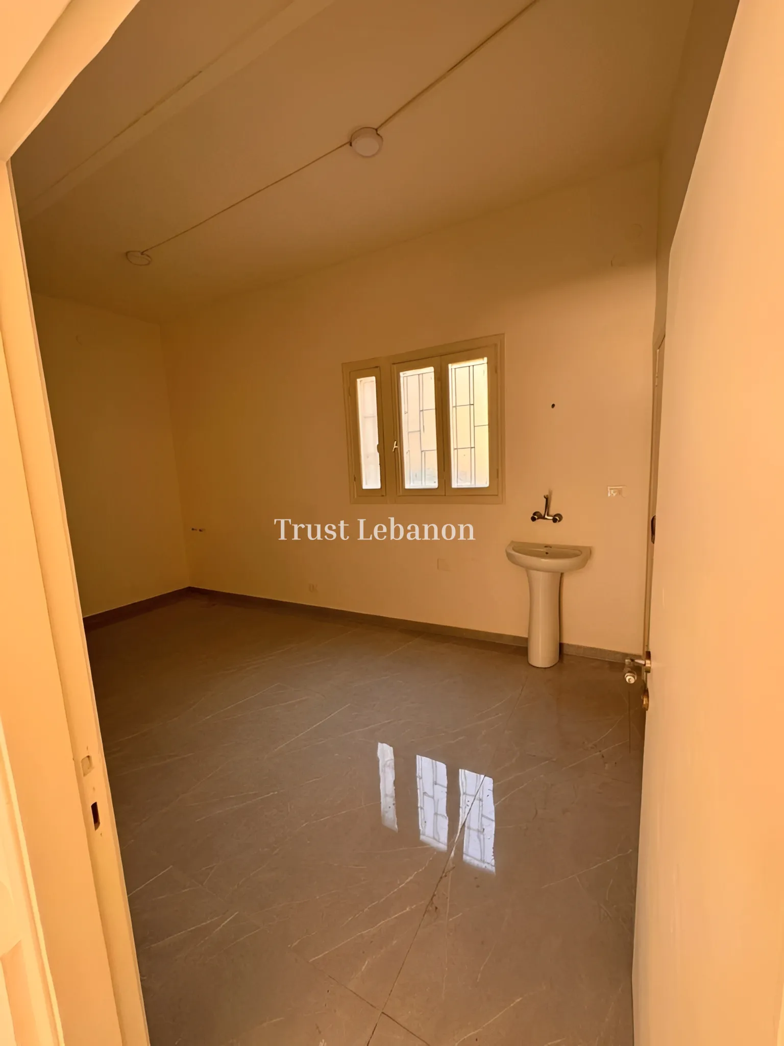 Shop for rent in Baouchriyeh, Lebanon