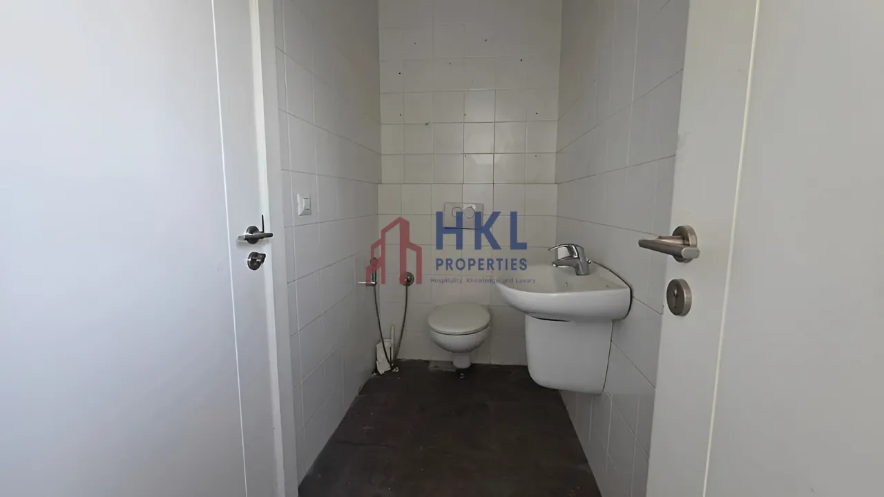 Office for rent in Hamra