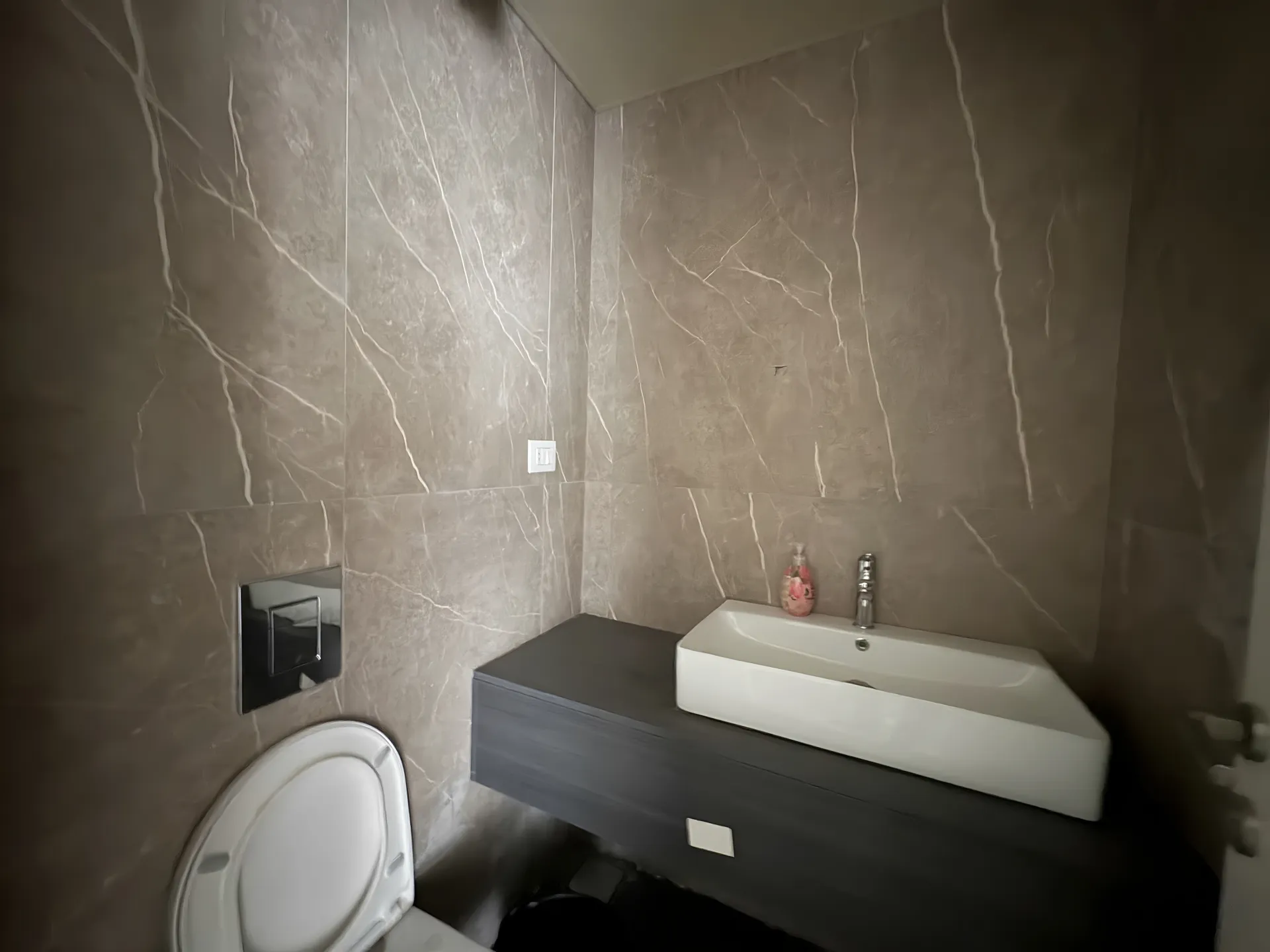 Apartment for sale in Ras al naba'a - 2 bed, 3.0 bath