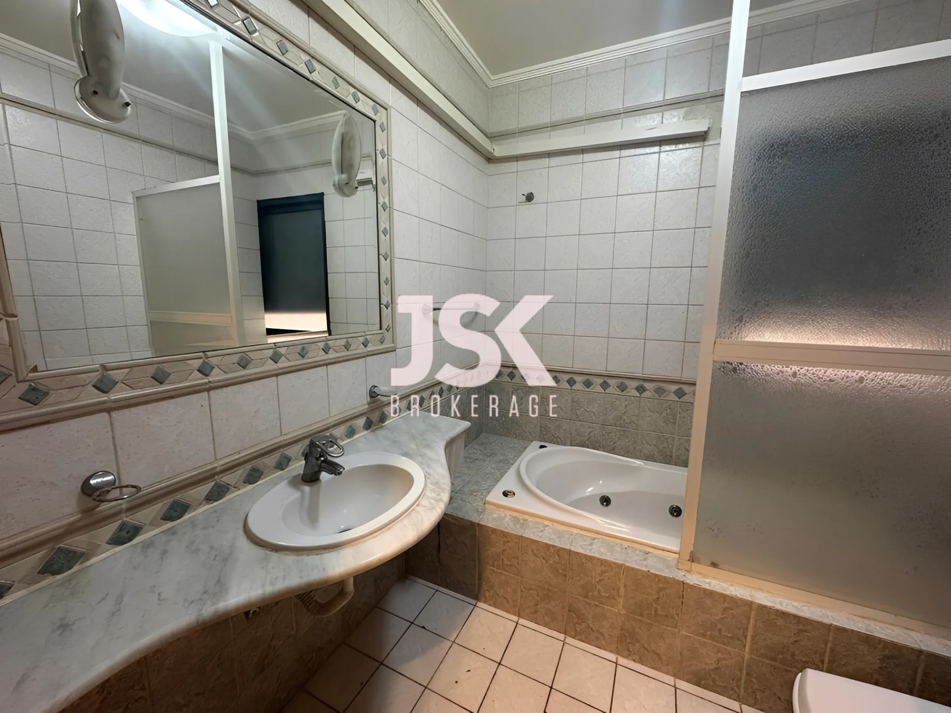 Apartment for Sale in Ramlet El Baida, Bayrut, Lebanon